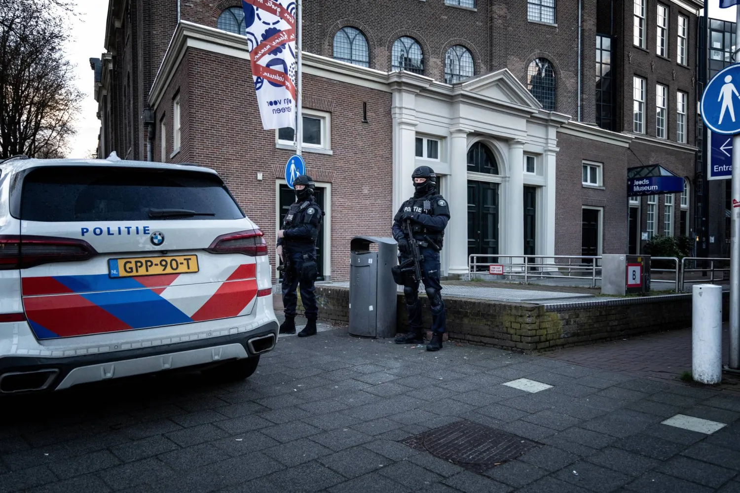 أفراد من الشرطة يحرسون المتحف اليهودي في شارع نيوي أمستلسترات في أمستردام بهولندا 14 مارس 2026 (إ.ب.أ) 