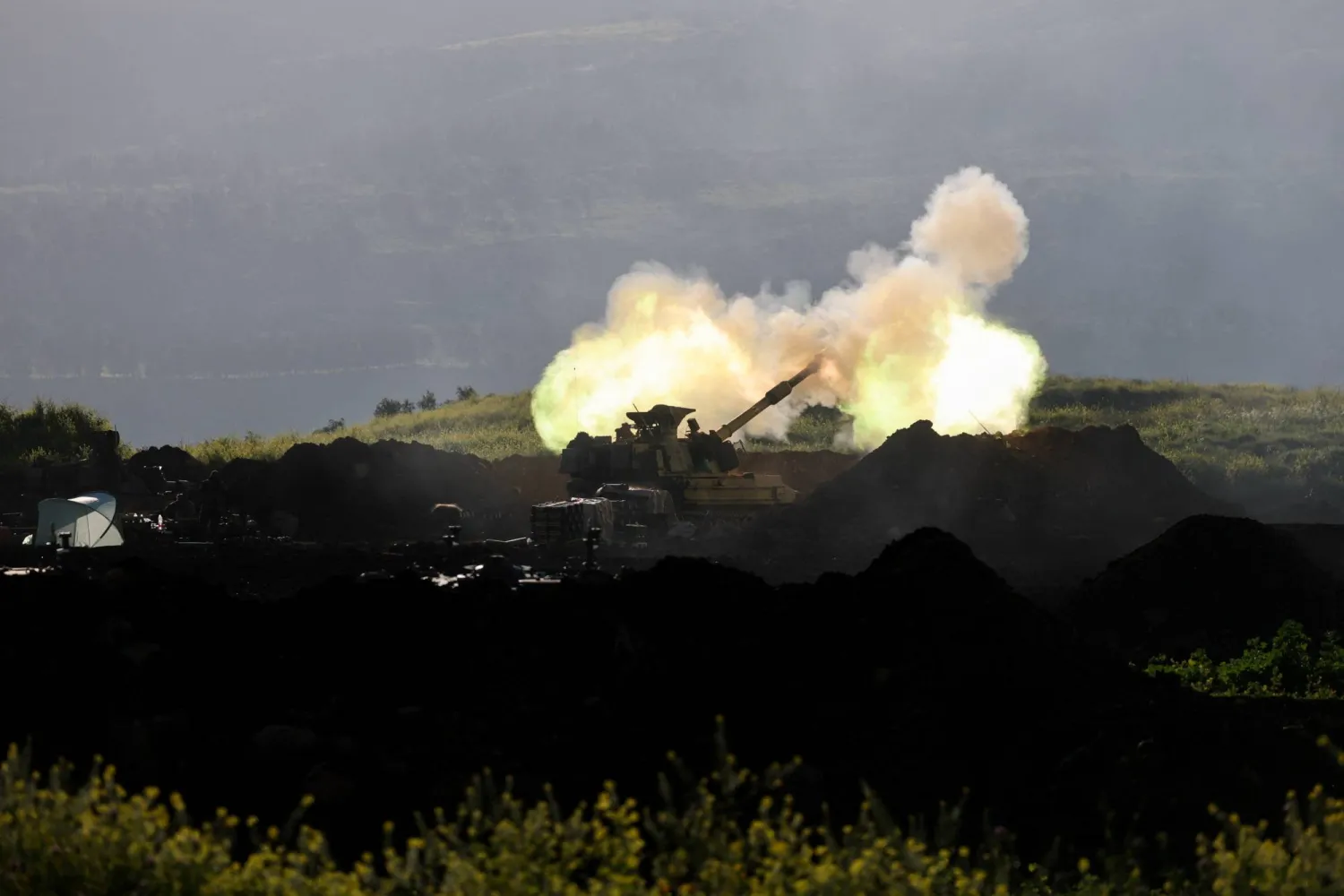 مدفعية إسرائيلية تطلق النار باتجاه لبنان (رويترز)
