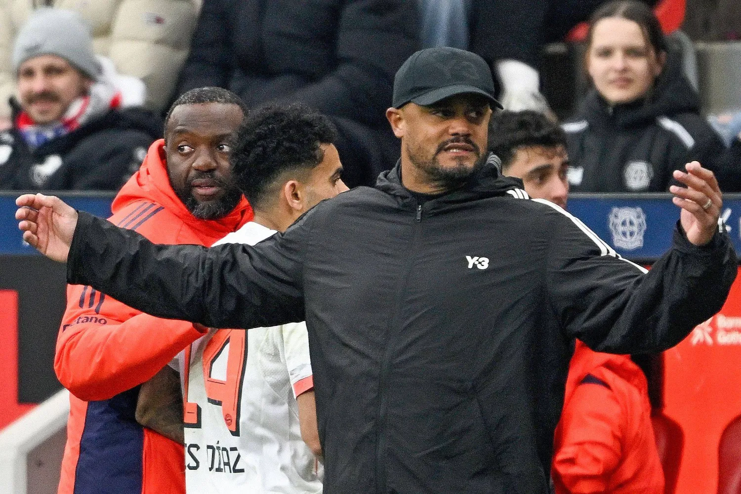 Bayern Munich's Belgian head coach Vincent Kompany (R) reacts after Bayern Munich's Colombian forward #14 Luis Diaz (C) was sent off by the referee during the German first division Bundesliga football match between Bayer 04 Leverkusen and FC Bayern Munich in Leverkusen, western Germany on March 14, 2026. (AFP)