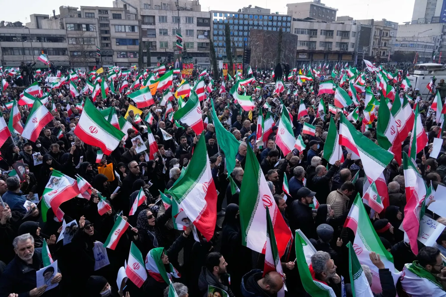 تجمع لإيرانيين في طهران دعماً للمرشد الجديد مجتبى خامنئي 9 مارس (أ.ب)