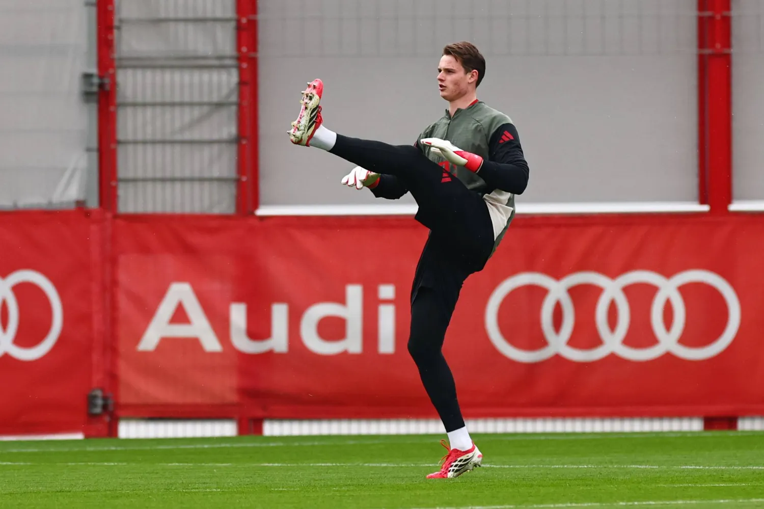 يوناس أوربيغ حارس مرمى بايرن ميونيخ الألماني (إ.ب.أ)