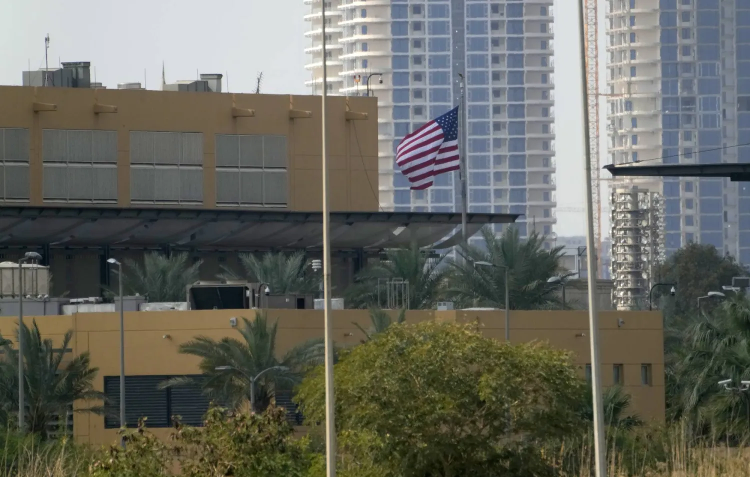 لقطة عامة للسفارة الأميركية في المنطقة الخضراء ببغداد (إ.ب.أ)