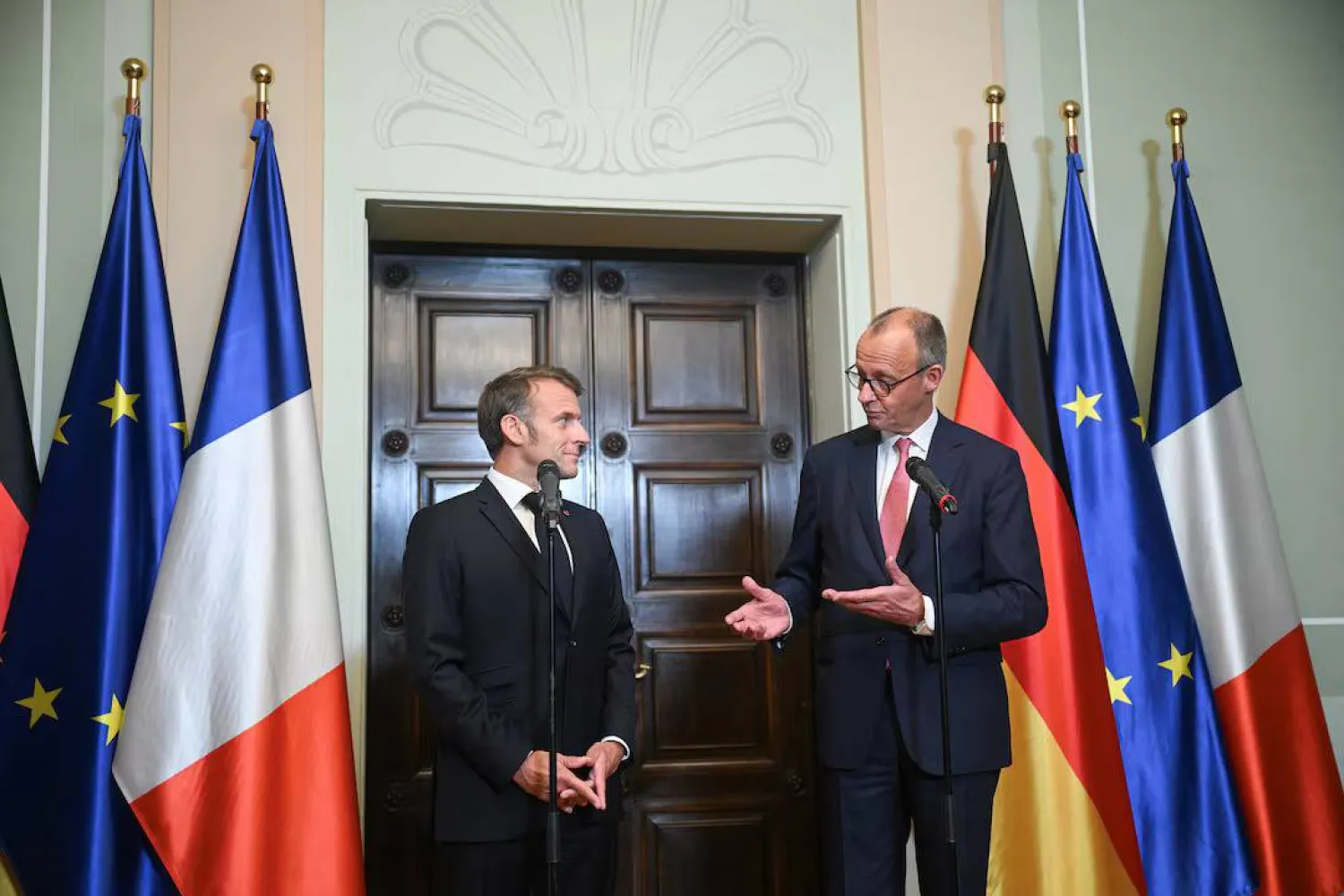 المستشار الألماني فريدريش ميرتس والرئيس الفرنسي إيمانويل ماكرون يحضران مؤتمراً صحافياً في برلين ألمانيا 23 يوليو 2025 (رويترز)