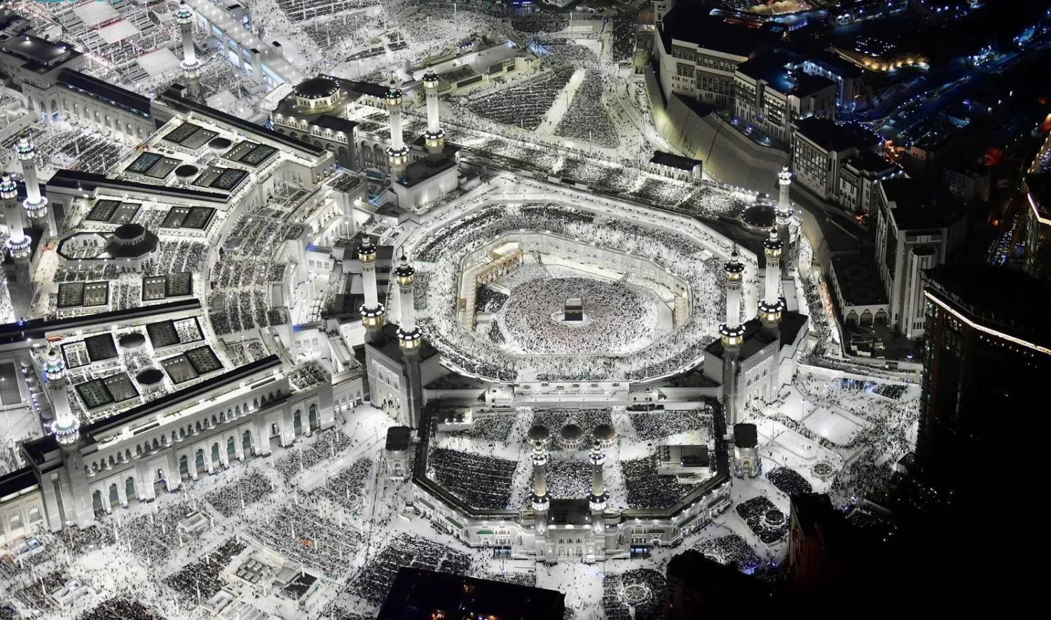 شهد المسجد الحرام ليلة التاسع والعشرين حضوراً كثيفاً لقاصديه من المعتمرين والمصلين لأداء صلاة العشاء والتراويح وختم القرآن الكريم (واس)