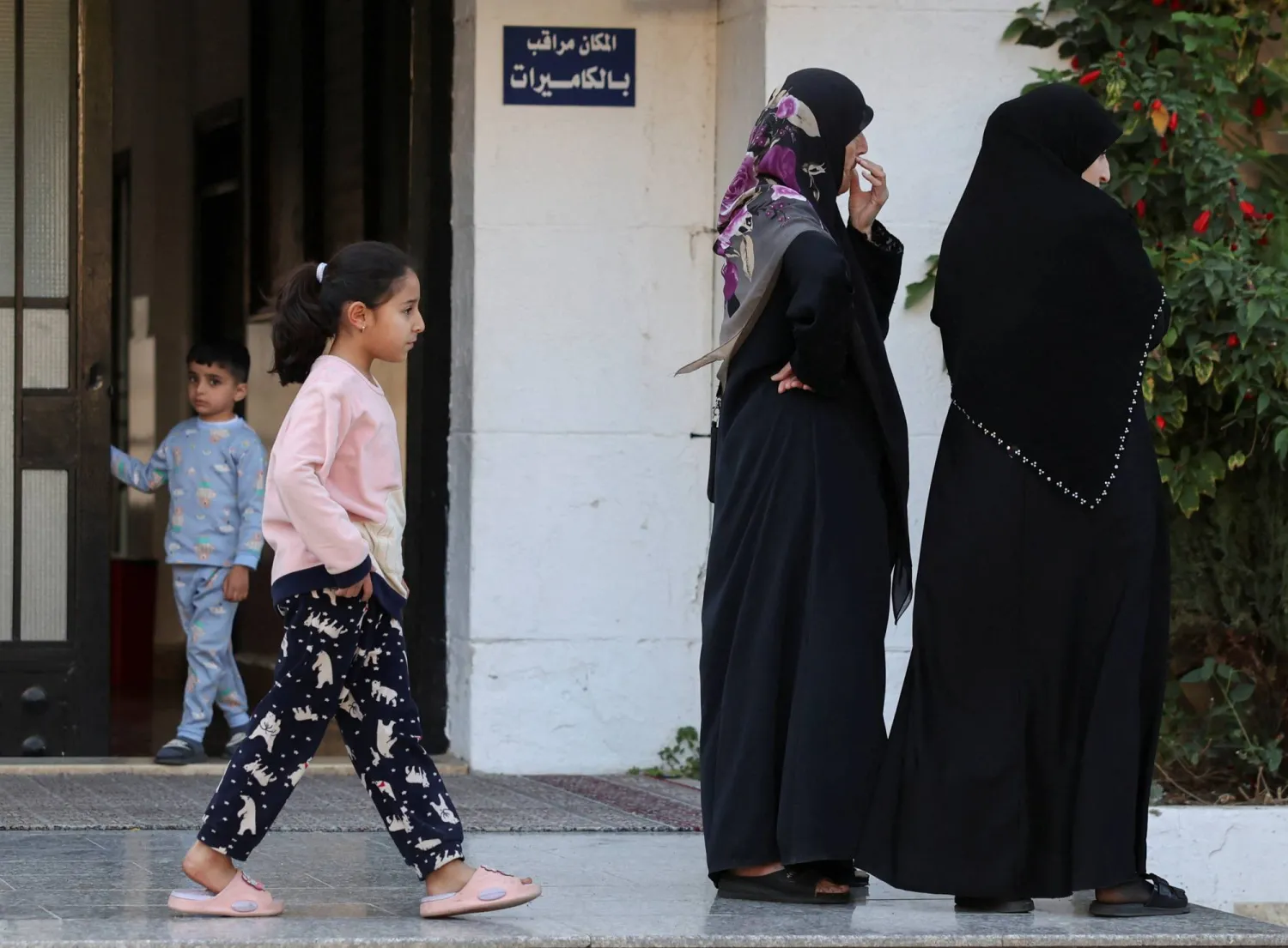 لبنانيون نازحون من إحدى قرى الجنوب إلى مدرسة في صور (رويترز)