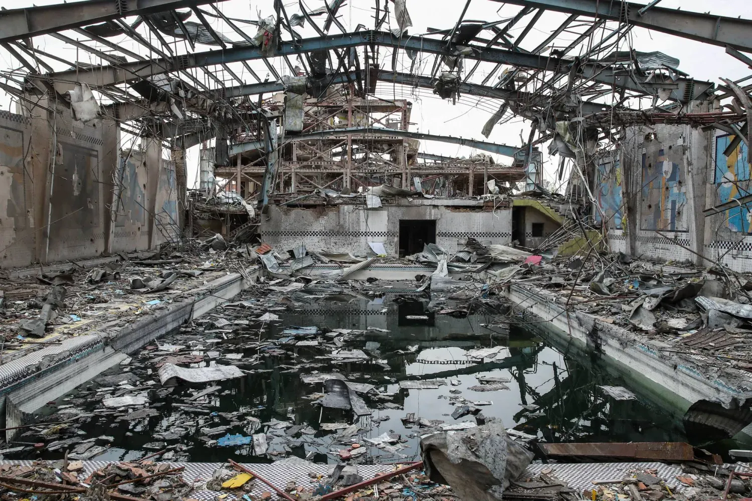 Tahran'daki bir spor kompleksi dün düzenlenen hava saldırılarında hasar gördü (DPA) Fotoğrafta, geçtiğimiz cuma günü başkentte düzenlenen bir mitingde son kez görünen Laricani yer alıyor (Reuters)