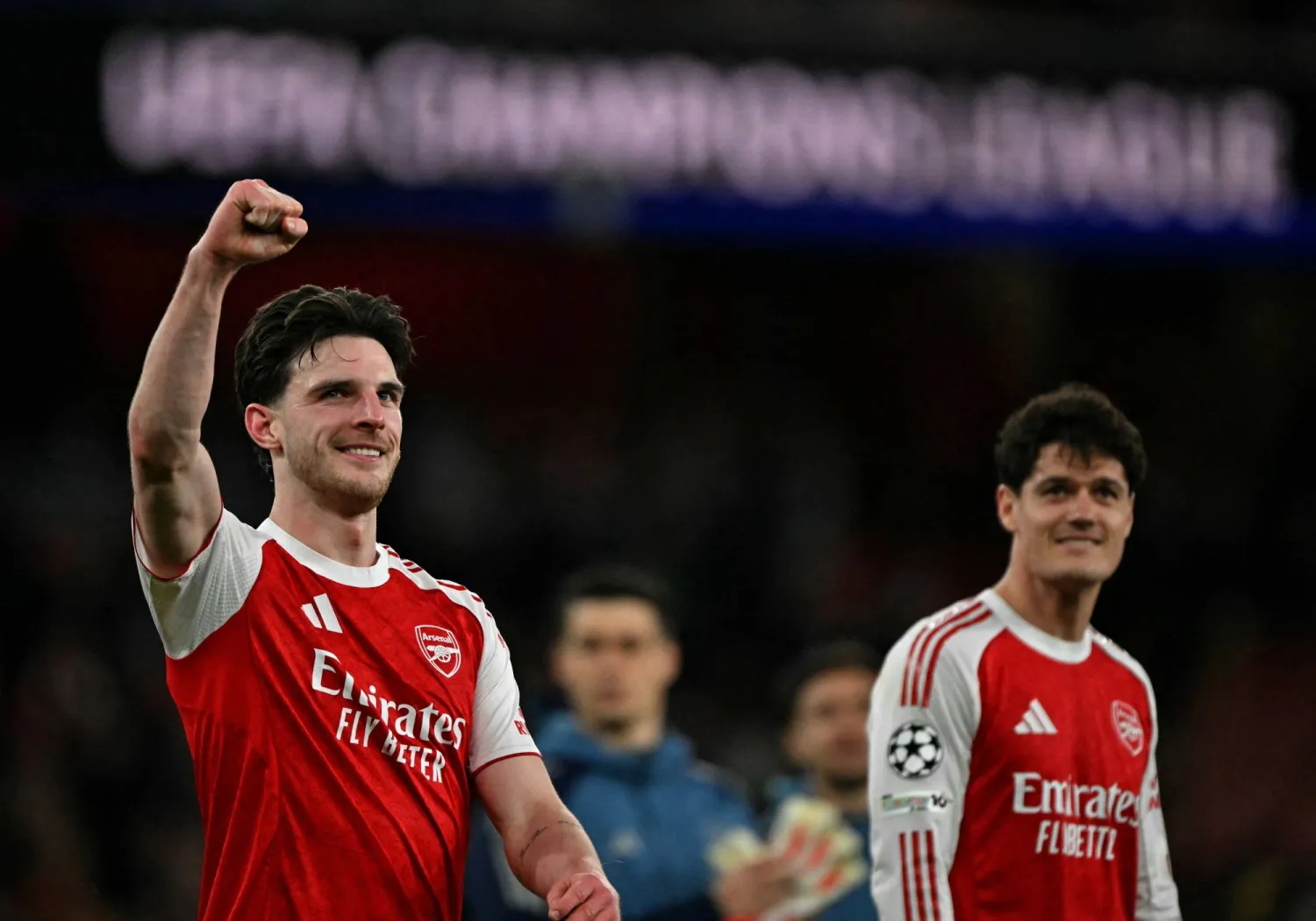 ديكلان رايس "يسار" يحتفل بهدفه الثاني في مرمى ليفركوزن (أ.ف.ب)