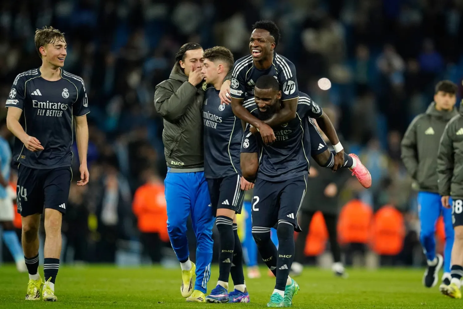 فرحة لاعبي ريال مدريد بالفوز على مان سيتي والتأهل (أ.ب)