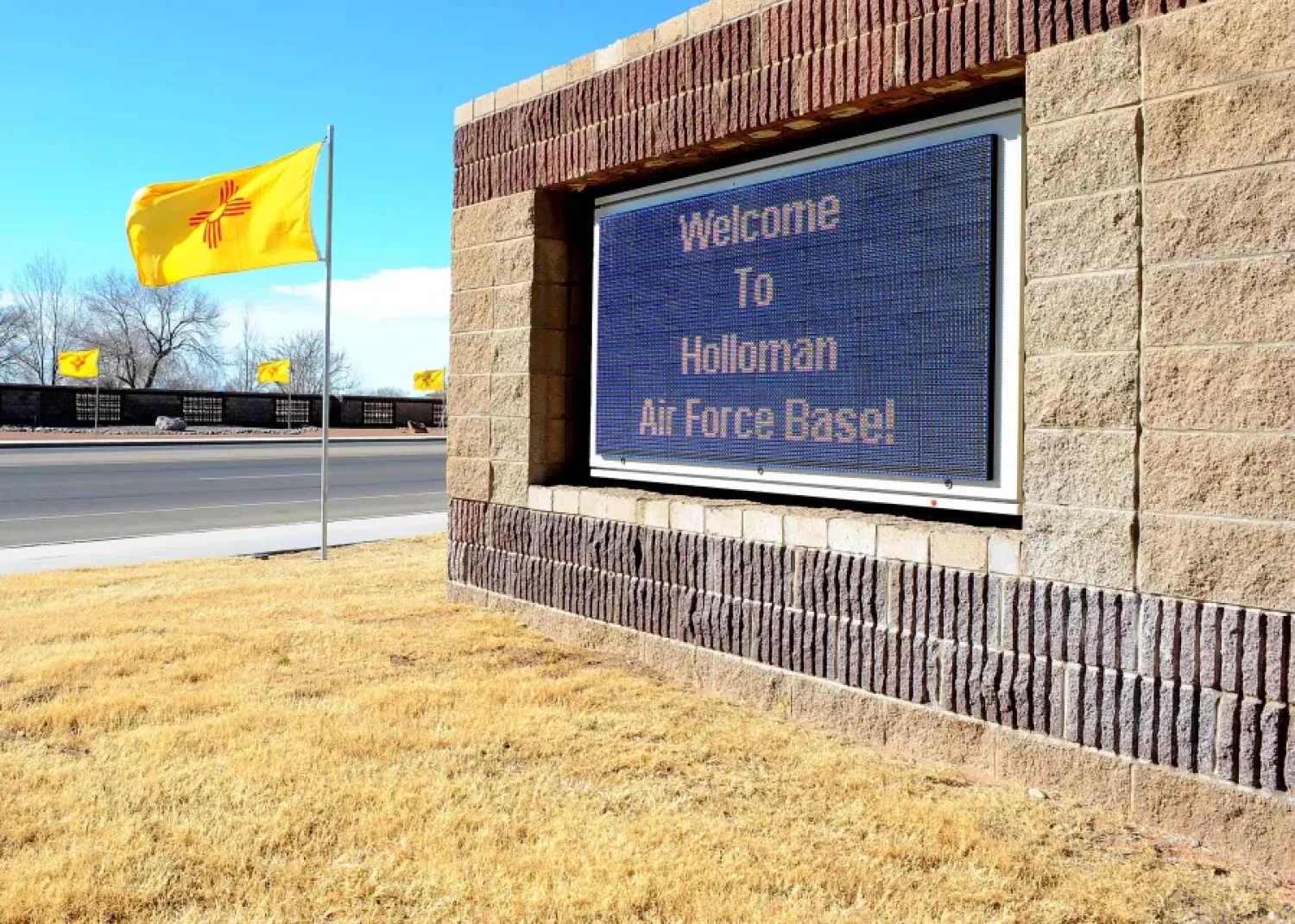أرشيفية لمدخل قاعدة «هولومان» الجوية بالقرب من ألاموجوردو (القوات الجوية الأميركية)