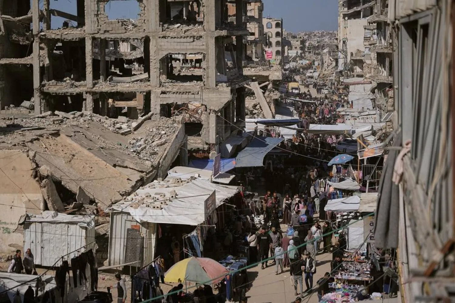  Palestinians shop at a market in preparation for Eid al-Fitr in Khan Younis, southern Gaza Strip, Tuesday. March 17, 2026. (AP) 