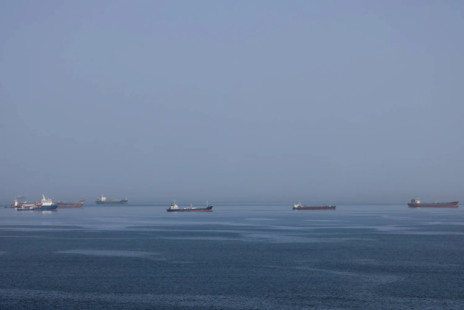 سفن راسية قبالة ميناء السلطان قابوس في مسقط بعُمان (رويترز)