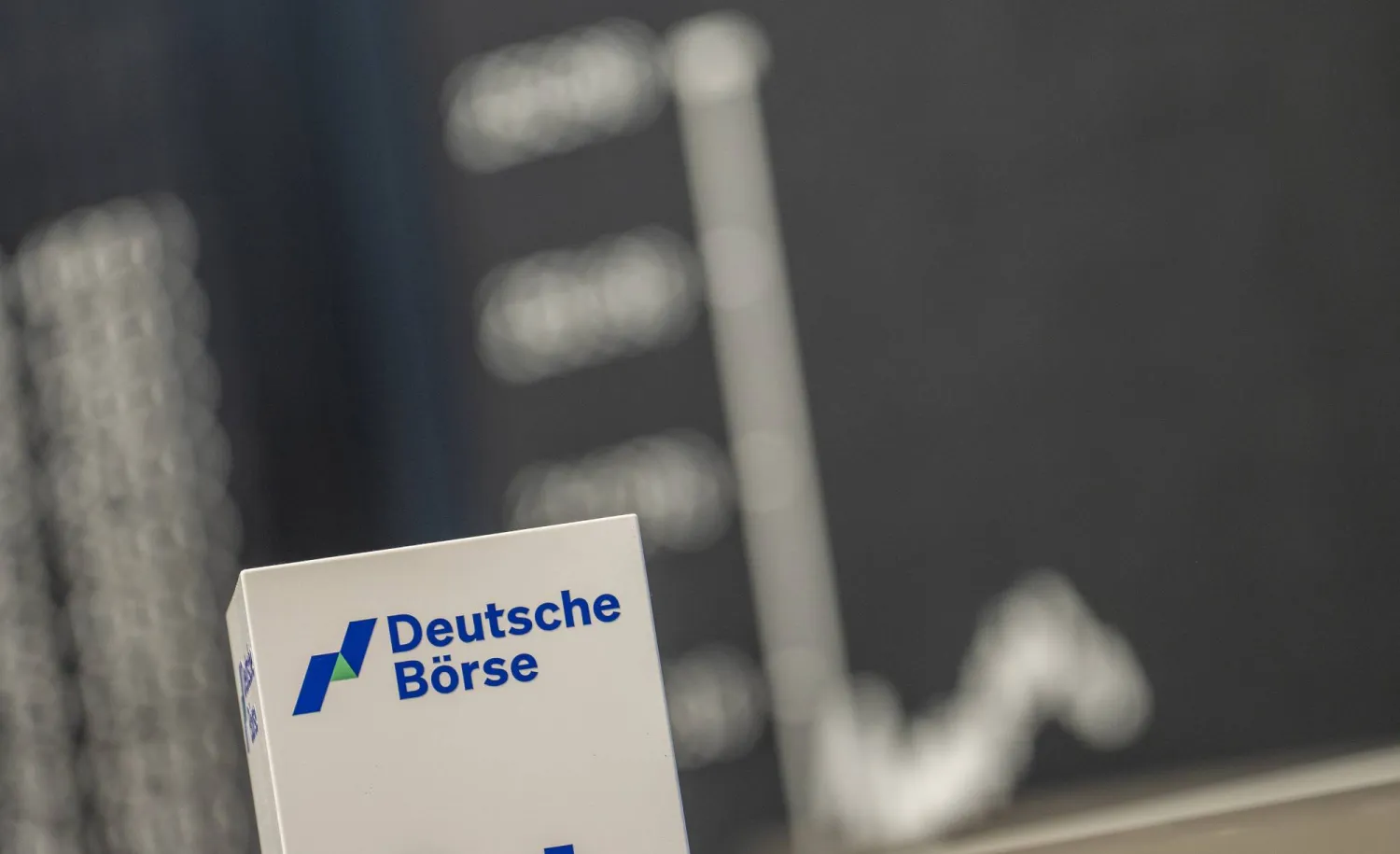 مؤشر الأسهم الألماني «داكس» على شاشة كبيرة في قاعة التداول ببورصة فرانكفورت (د.ب.أ)