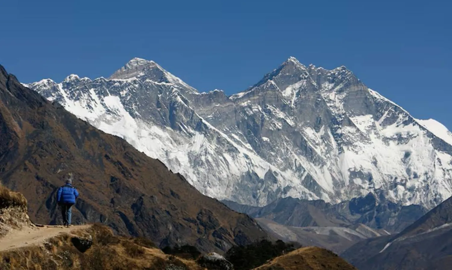 A tourist looks at a view of Mt. Everest from the hills of Syangboche in Nepal December 3, 2009. REUTERS/Gopal Chitrakar 