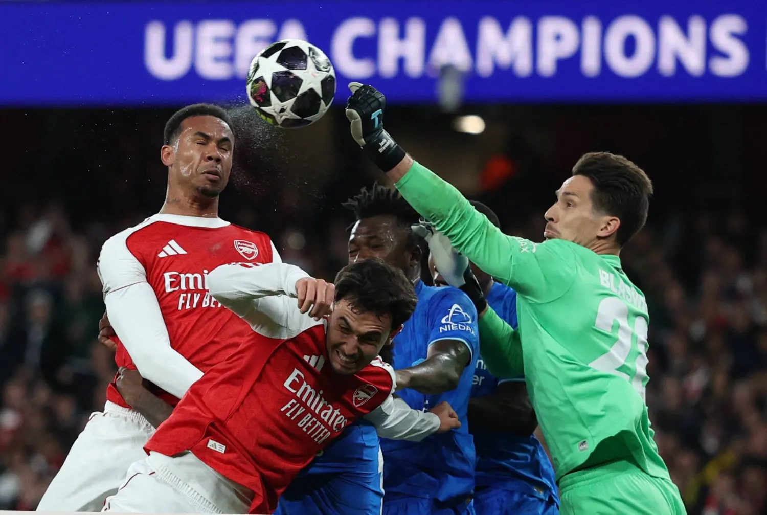 ليفركوزن يحتل المركز السادس حالياً بترتيب «بوندسليغا» (رويترز)