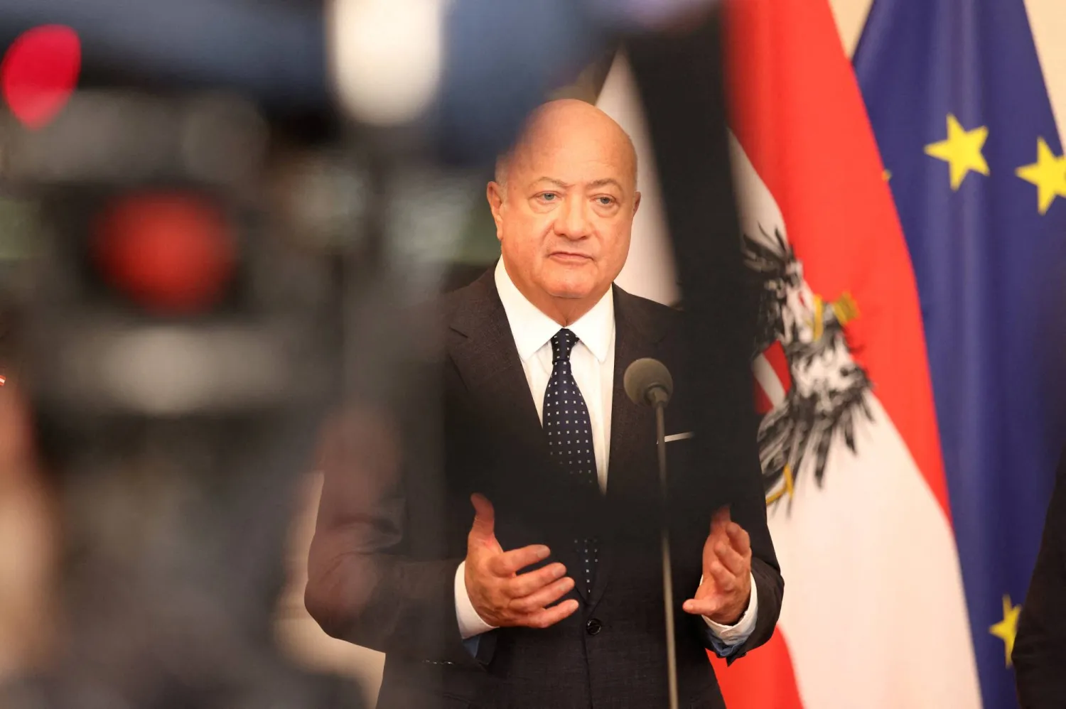 المستشار النمساوي كريستيان ستوكر يشارك في مؤتمر صحافي بفيينا (رويترز)