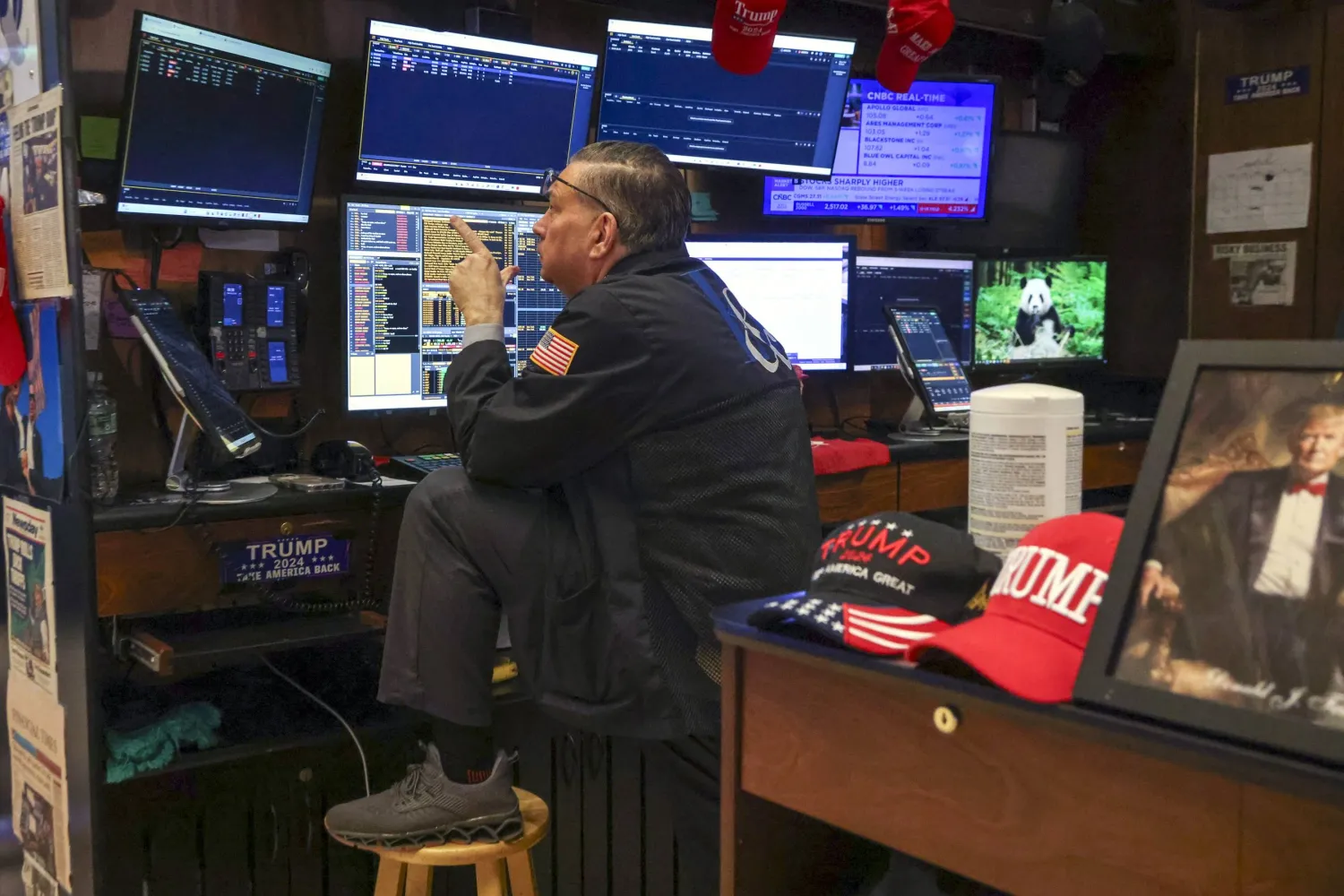 يعمل أحد المتداولين في قاعة بورصة نيويورك (إ.ب.أ)