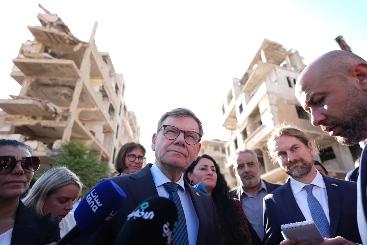 يوهان فاديفول وزير الخارجية الألماني يزور حي حرستا الدمشقي أكتوبر الماضي وتبدو خلفه المنازل المدمرة برفقة رائد الصالح وزير الطوارئ والكوارث - يمين الصورة (د.ب.أ)