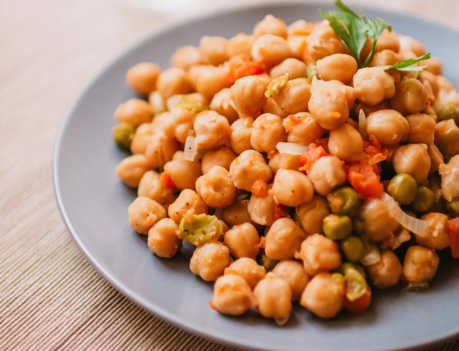 يبرز الحمص كأحد أبرز الخيارات الغذائية لتقوية العظام (بكسلز)