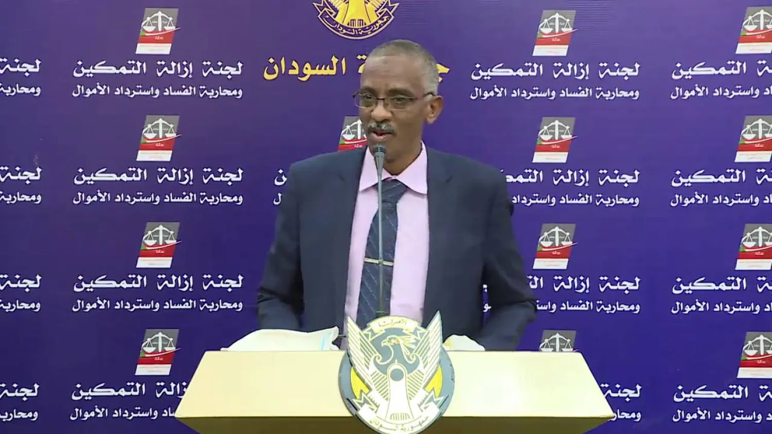 مقرر «لجنة تفكيك نظام الثلاثين من يونيو» وجدي صالح في أثناء أحد المؤتمرات الصحافية للجنة (أرشيف)