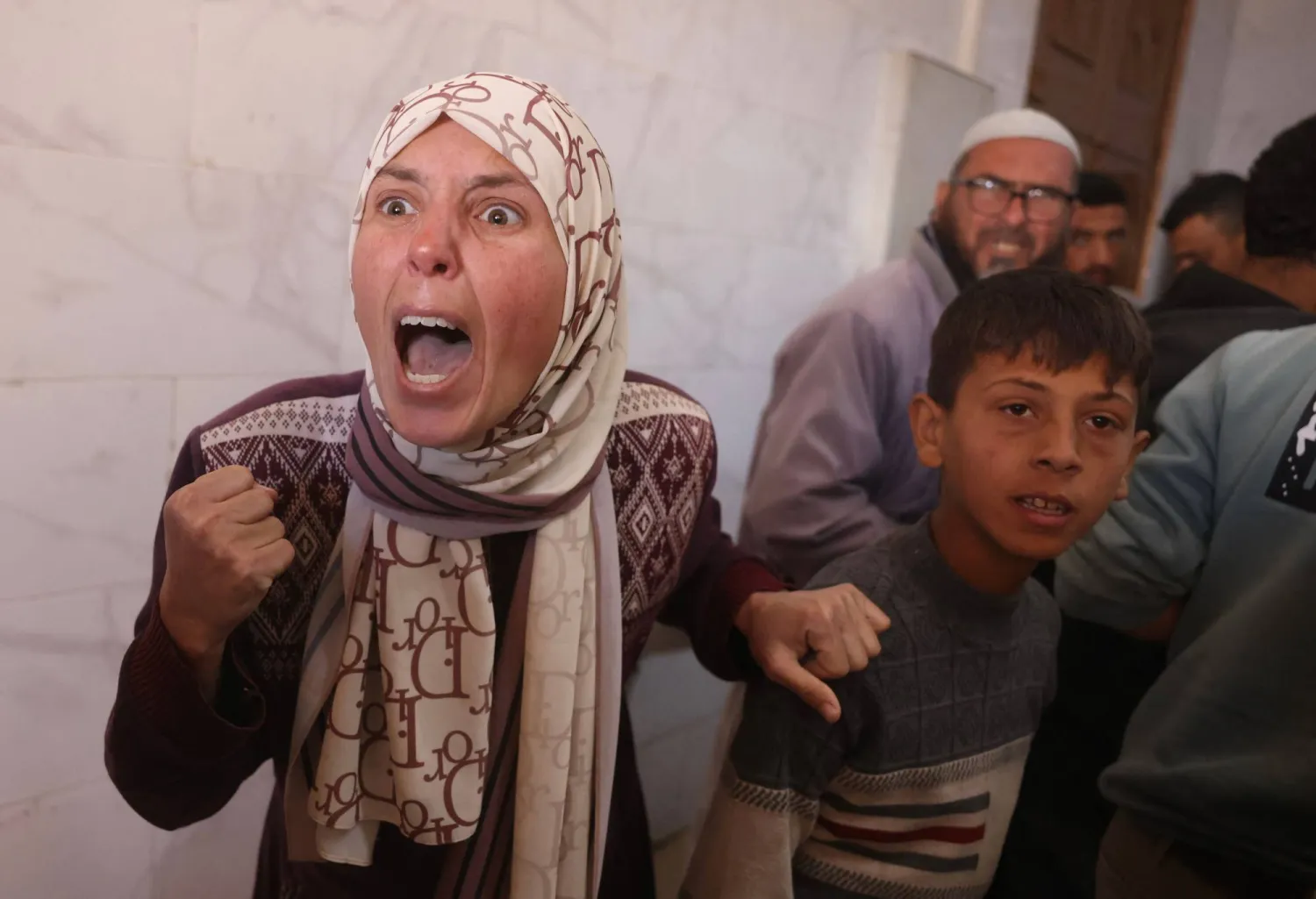 فلسطينية تصرخ خلال جنازة ضحايا غارة إسرائيلية في مستشفى ناصر بخان يونس جنوب غزة يوم الثلاثاء (أ.ف.ب)