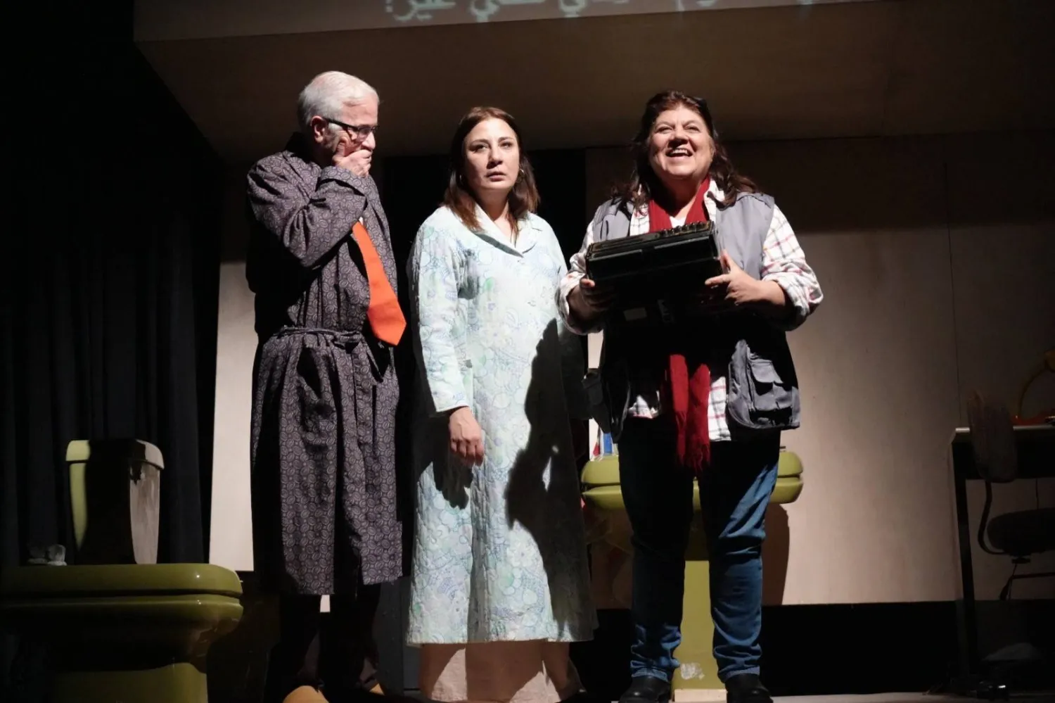 العمة والأب والأم في مشهد من المسرحية (مسرح مونو)