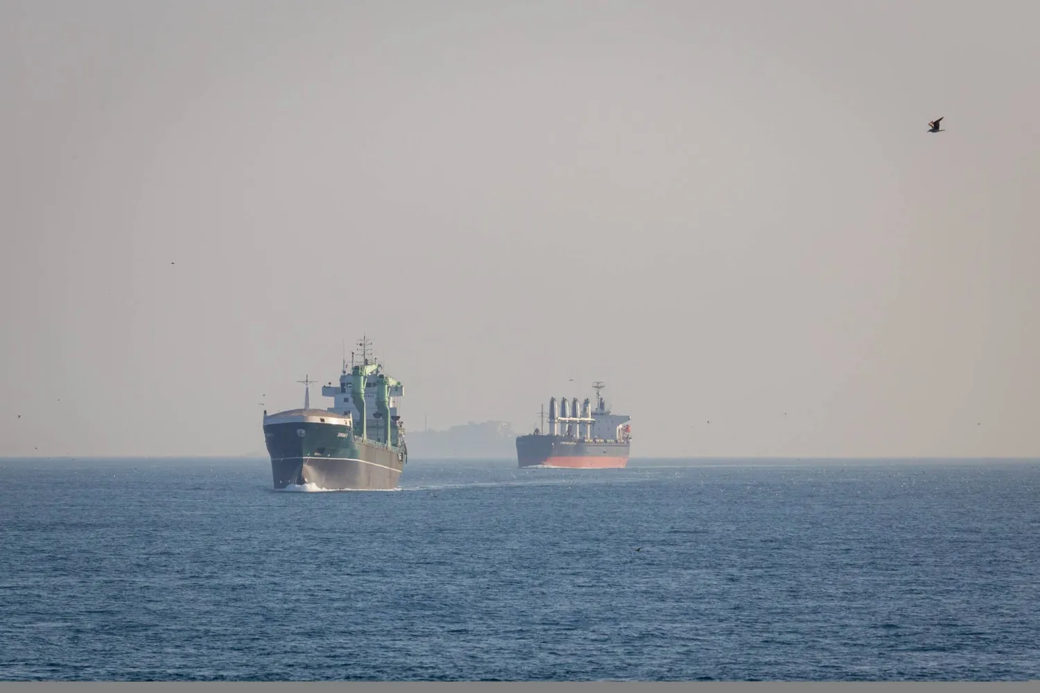 ناقلات نفط وسفن شحن تعبر مضيق البوسفور بإسطنبول في ظل تصاعد التوترات في مضيق هرمز (د.ب.أ)