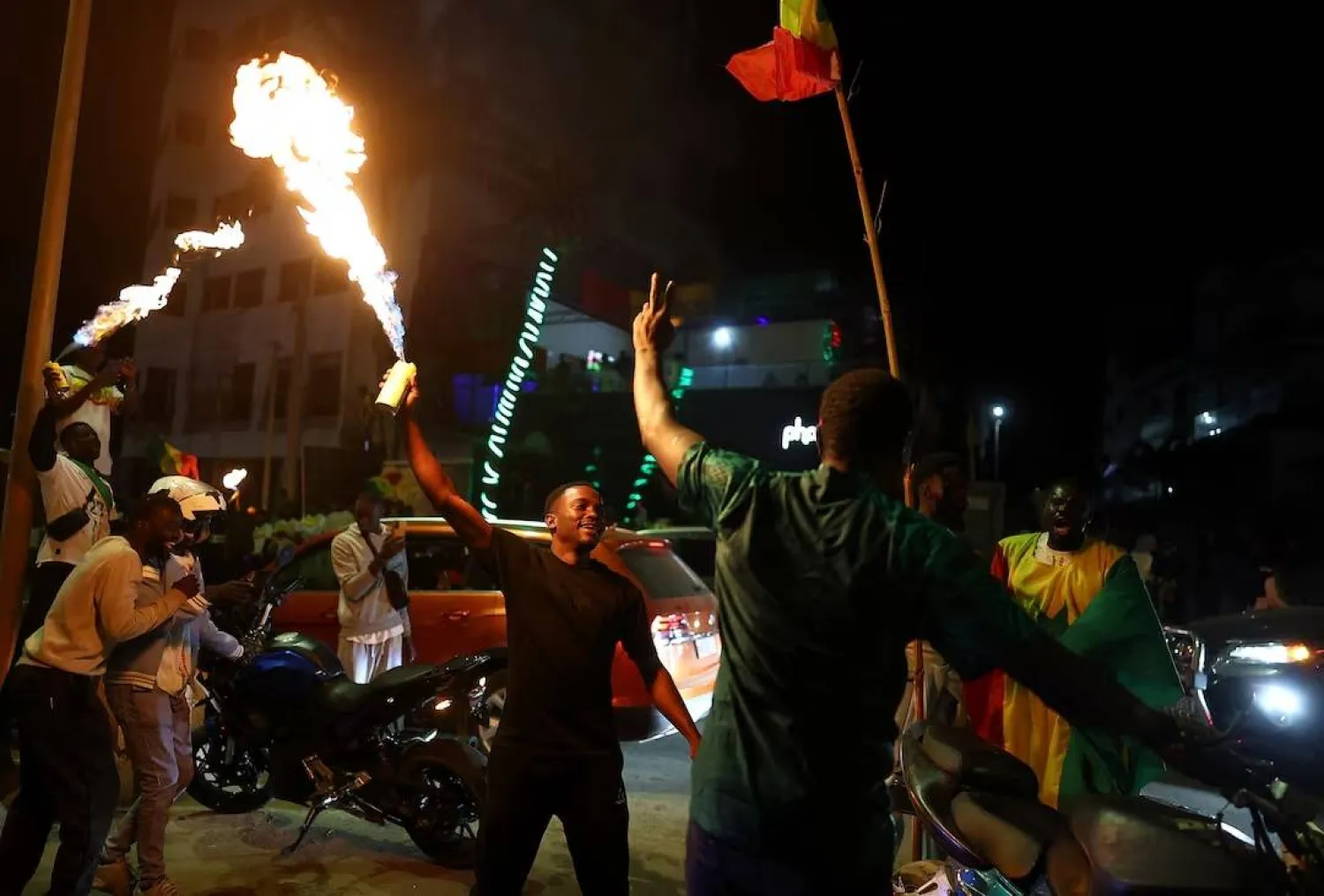 مشجعو السنغال يحتفلون بعد الفوز بكأس الأمم الأفريقية لكرة القدم في دكار (رويترز)