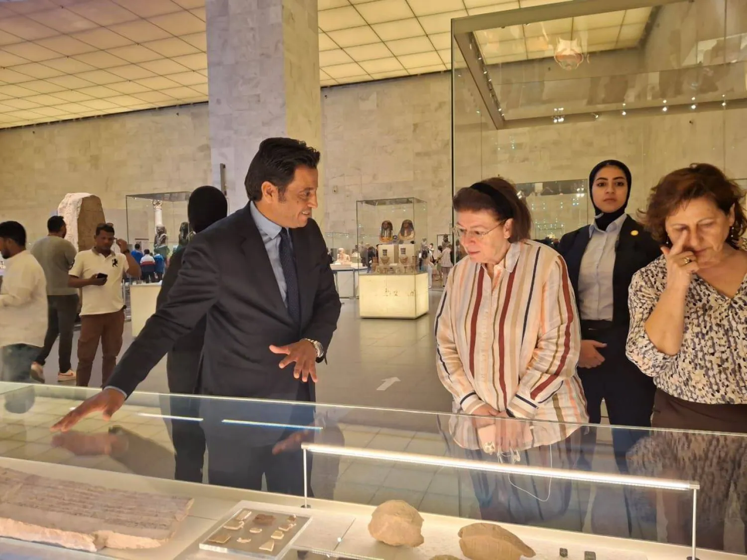 إقبال سياح على زيارة الآثار المصرية أواخر العام الماضي (وزارة السياحة المصرية)