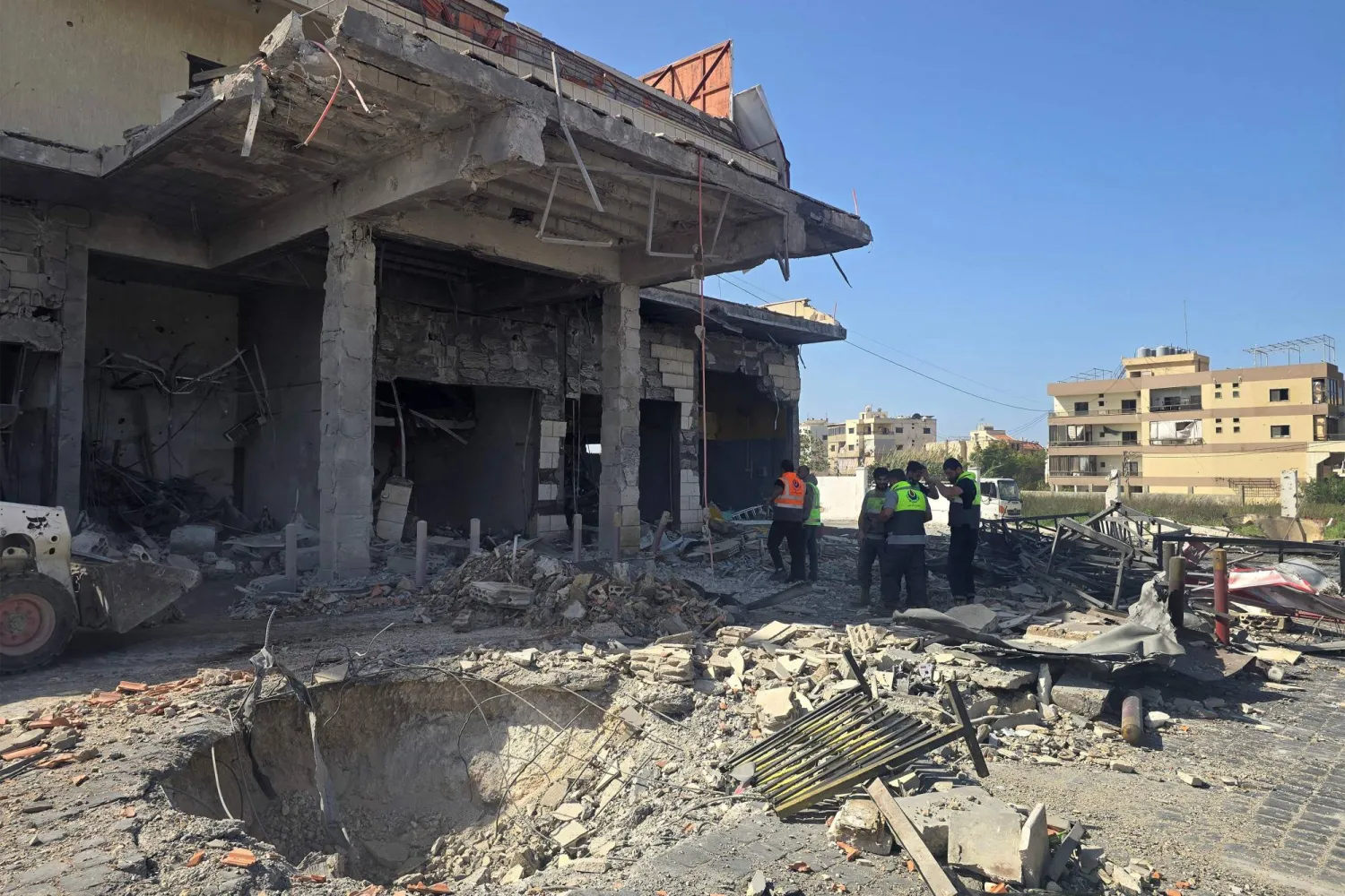 جانب من الدمار جراء غارة إسرائيلية على محطة للوقود في جنوب لبنان (أ.ف.ب)