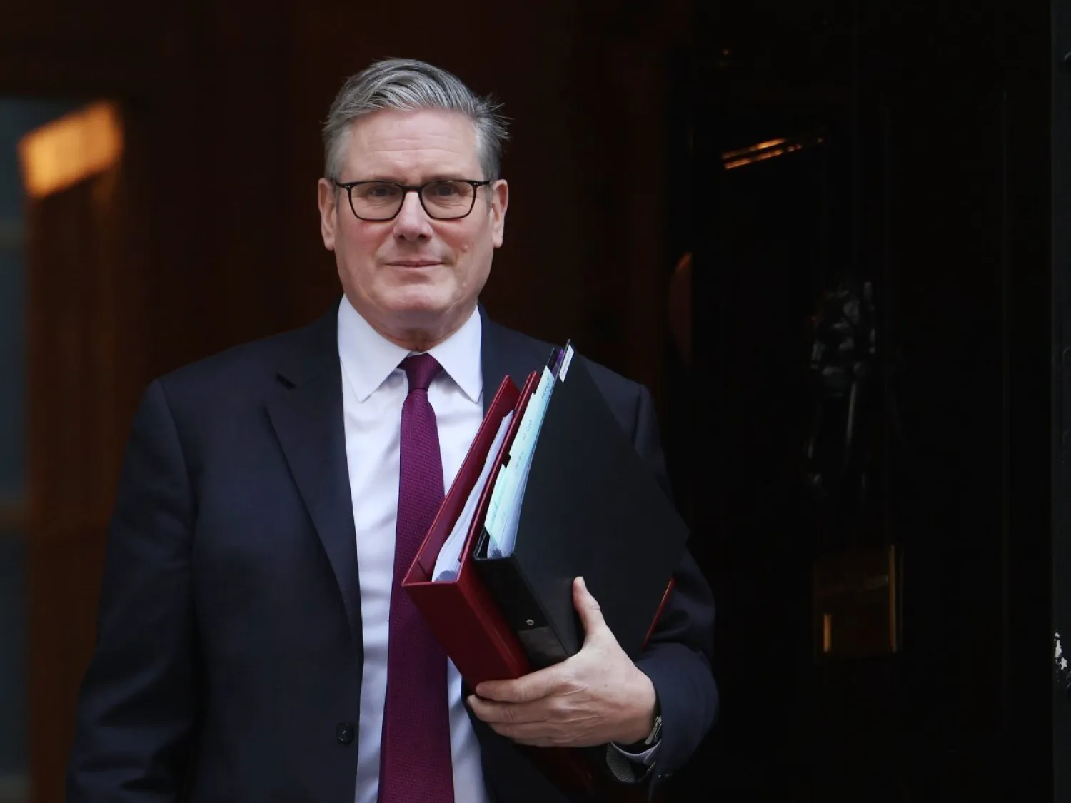 رئيس الوزراء البريطاني كير ستارمر يغادر مقر رئاسة الوزراء في 10 داونينغ ستريت بلندن 18 مارس 2026 (إ.ب.أ)