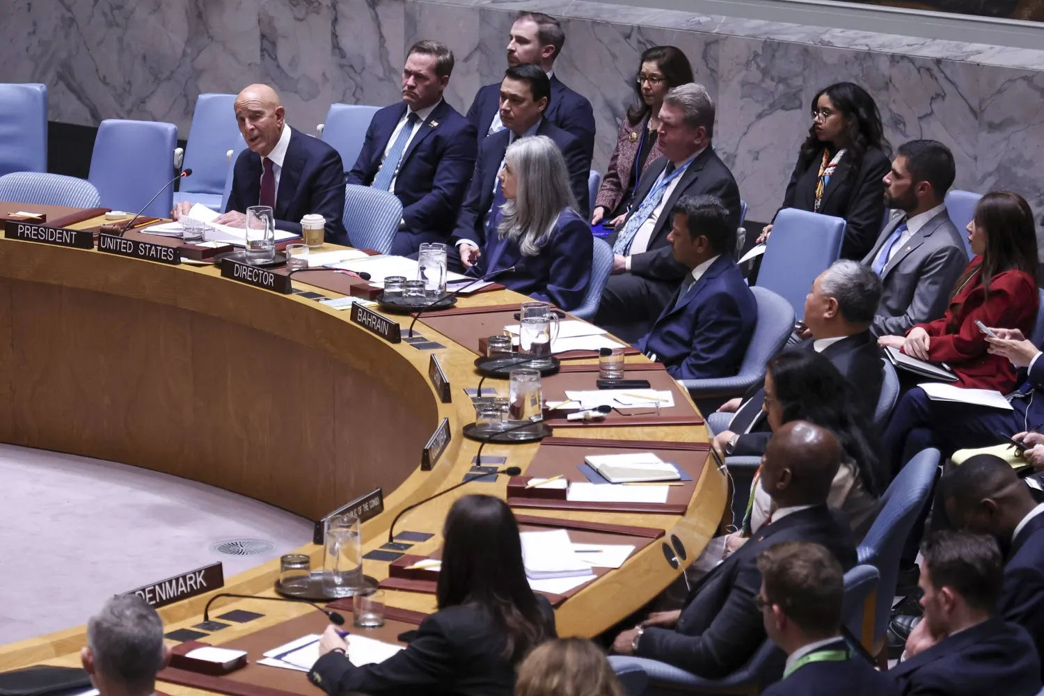 المبعوث الأميركي الخاص إلى سوريا توم باراك يتحدث خلال اجتماع لمجلس الأمن لمناقشة سوريا والشرق الأوسط في مقر الأمم المتحدة بمدينة نيويورك 18 مارس (إ.ب.أ)