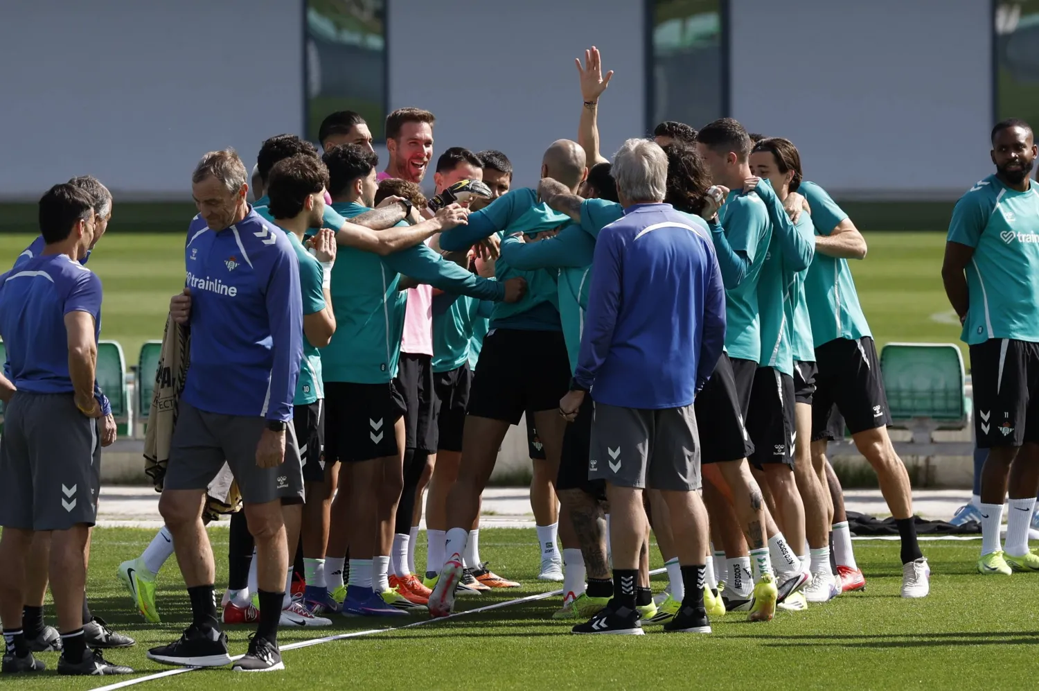 خلال الحصة التدريبية لريال بيتيس استعداداً لمواجهة باناثيناكوس في إياب دور الـ16 من الدوري الأوروبي (إ.ب.أ) 