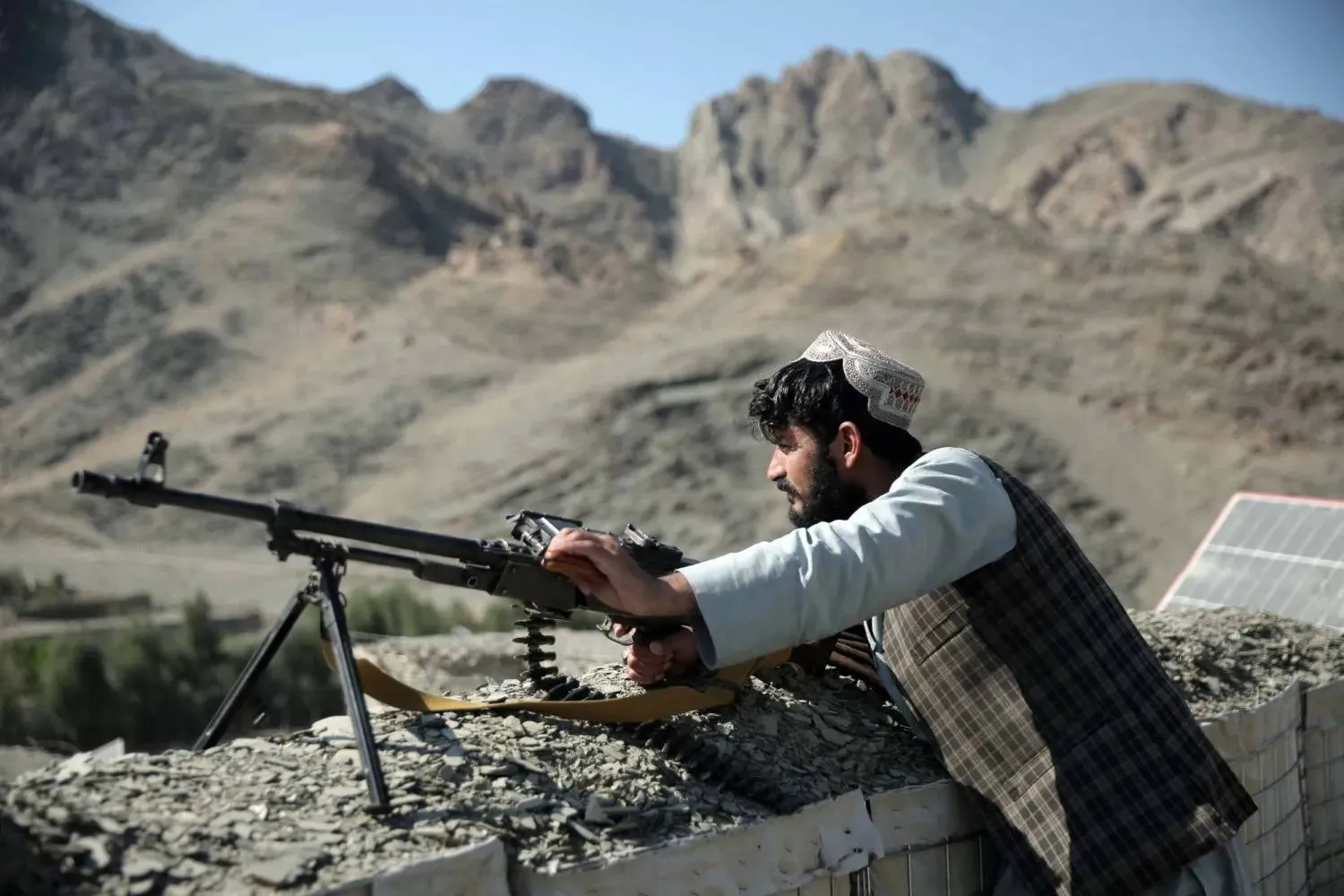 مسؤول أمني من حركة «طالبان» يحرس عند نقطة تفتيش قرب معبر تورخم الحدودي مع باكستان الأحد (إ.ب.أ)