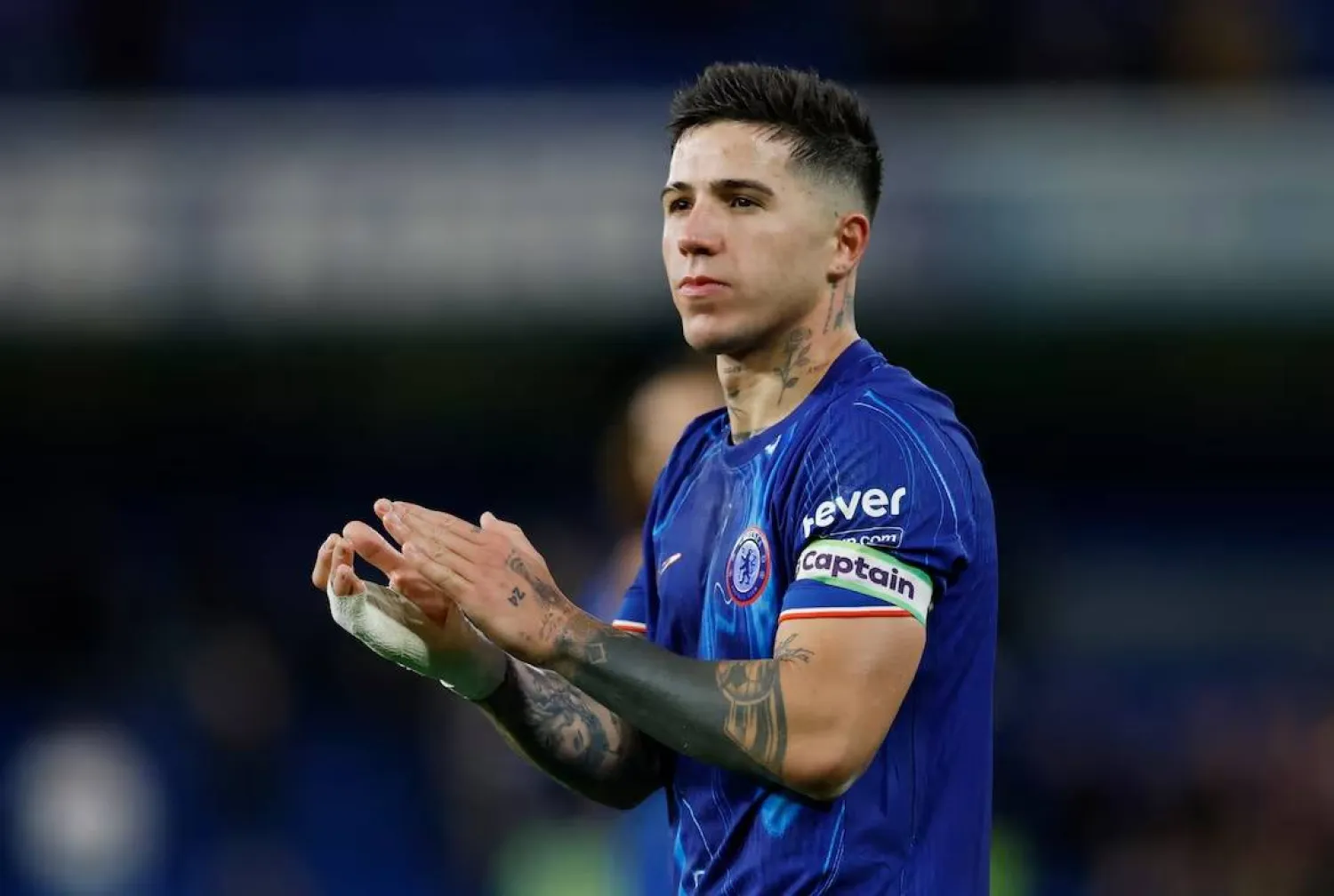 الأرجنتيني إنزو فرنانديز (رويترز)