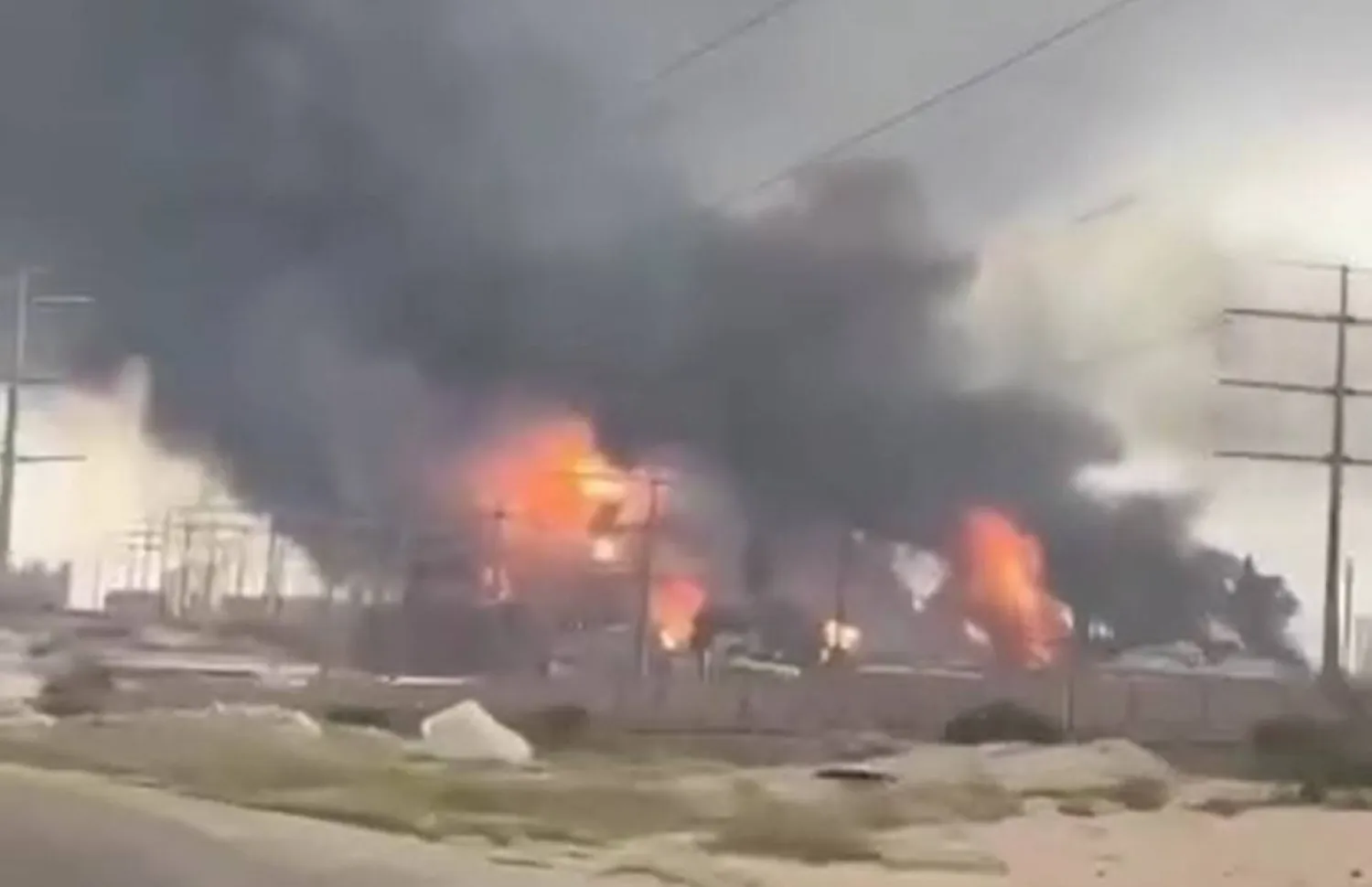 صورة من فيديو انتشر على شبكات التواصل من غارة جوية على جزء من منشأة ميناء عسلوية جنوب إيران 