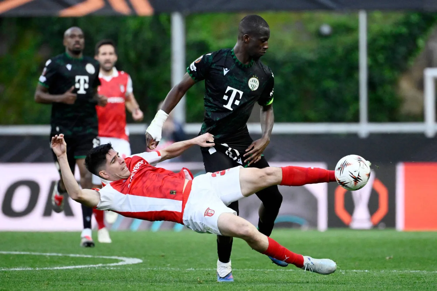 صراع على الكرة بين مهاجم سبورتينغ براغا الإسباني فران نافارو ومدافع فرينكفاروش الفرنسي إبراهيم سيسيه... خلال إياب دور الـ16 من الدوري الأوروبي (أ.ف.ب)