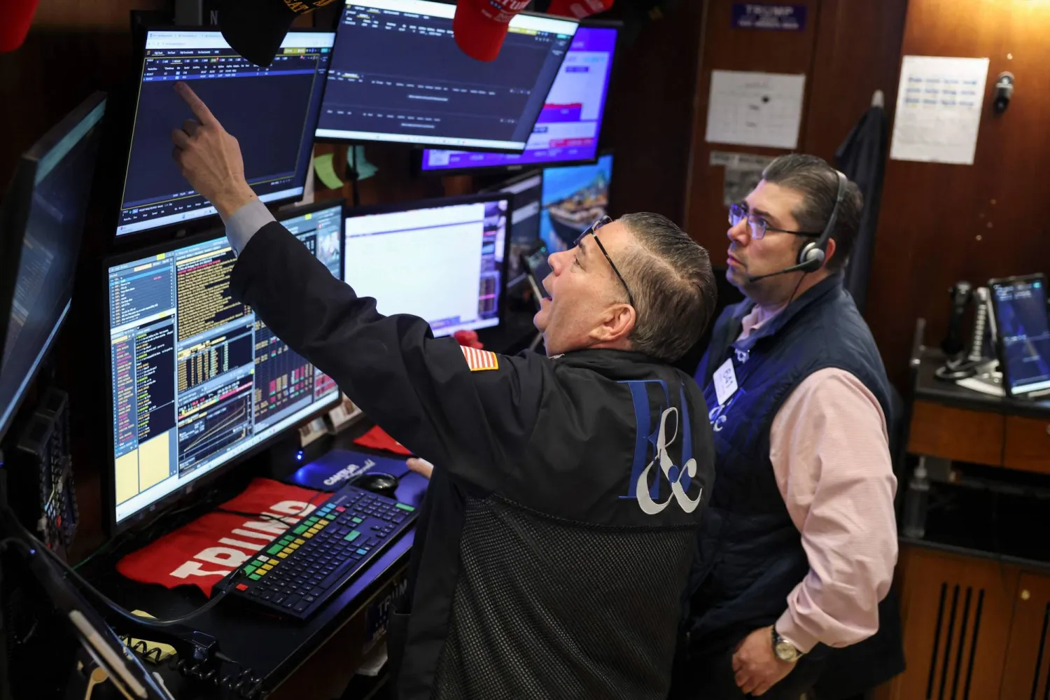 متداولون يراقبون شاشات تعرض مؤشرات الأسهم في بورصة نيويورك (أ.ف.ب) 
