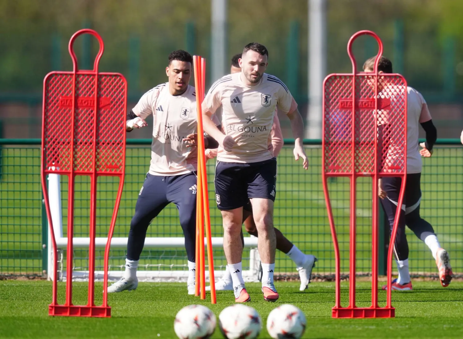 جون مكجين قائد أستون فيلا يتوسط زملائه خلال التدريب الأخير قبل مواجهة ليل (د ب ا)