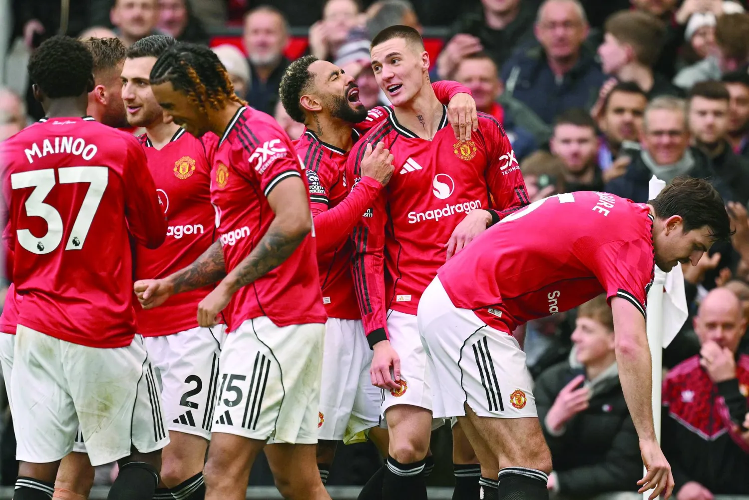 عزز مانشستر يونايتد حظوظه في الوجود ضمن المراكز الأربعة الأولى عقب فوزه الثمين على أستون فيلا (أ.ف.ب)