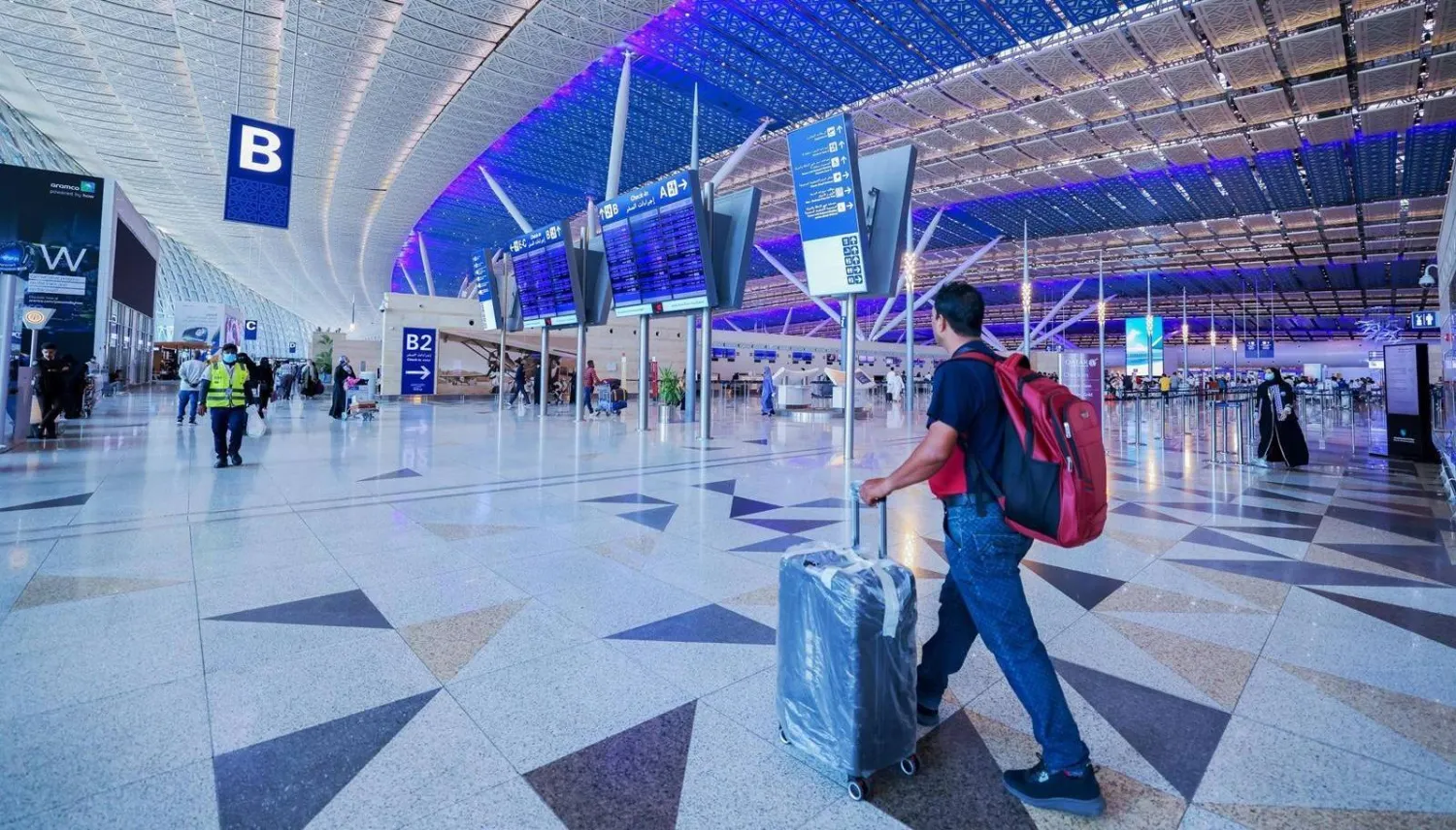 واصلت مطارات السعودية استقبال رحلات ناقلات دول الجوار بانتظام وبجاهزية تشغيلية عالية (واس) 