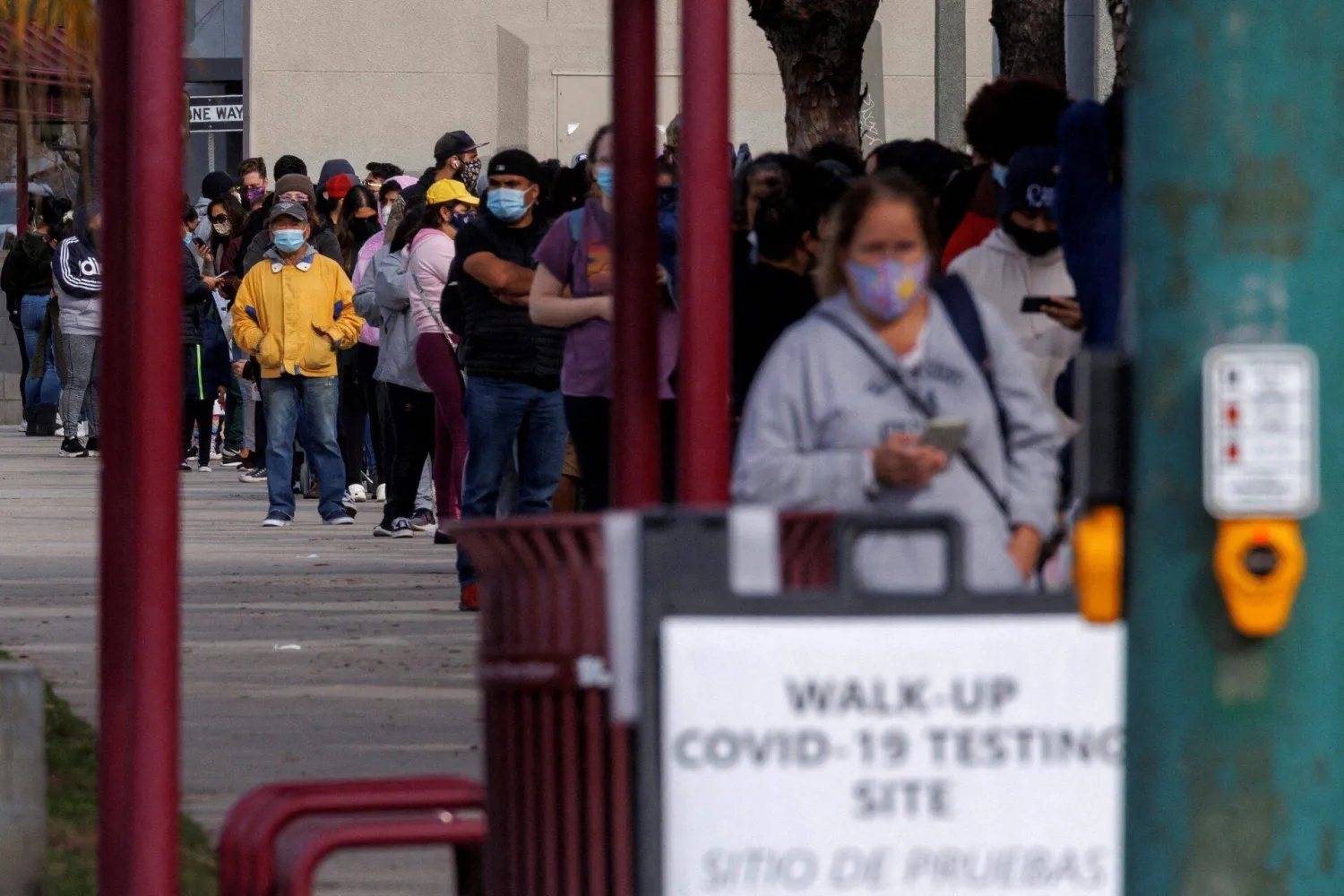 People wait in long lines outside a center in San Diego, California, USA, for coronavirus testing during the outbreak, January 10, 2022. (Reuters)