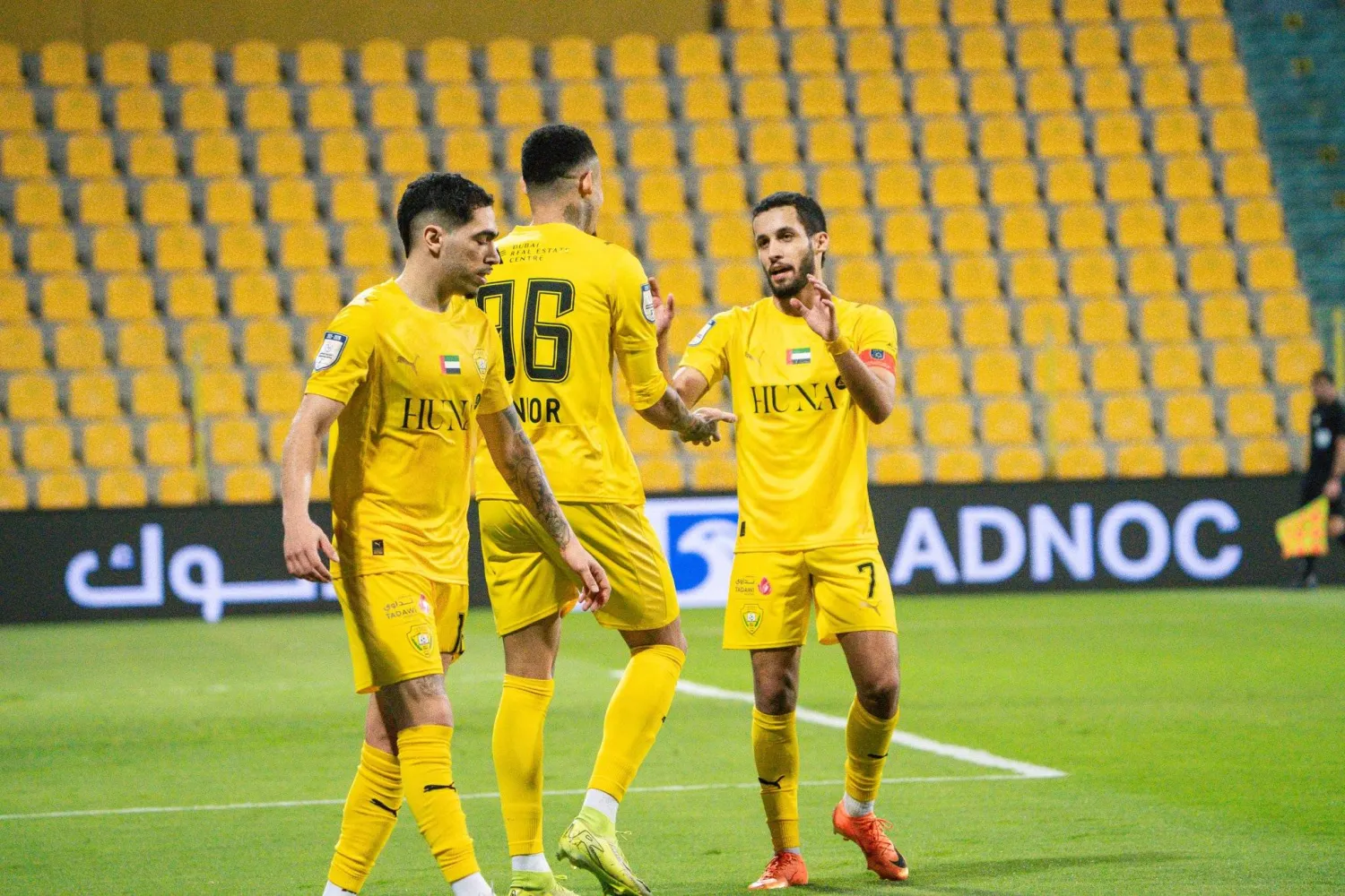 فرحة لاعبي الوصل بالفوز (رابطة الدوري الإماراتي)