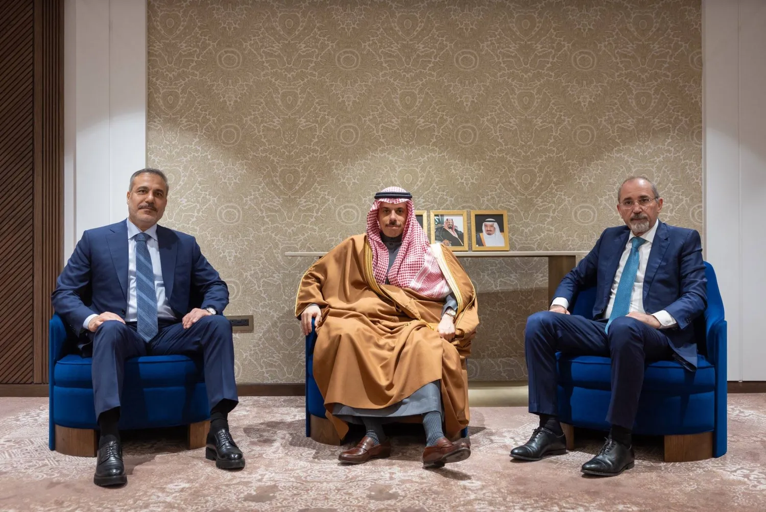 الأمير فيصل بن فرحان يتوسط الوزيرين أيمن الصفدي وهاكان فيدان (الخارجية السعودية)