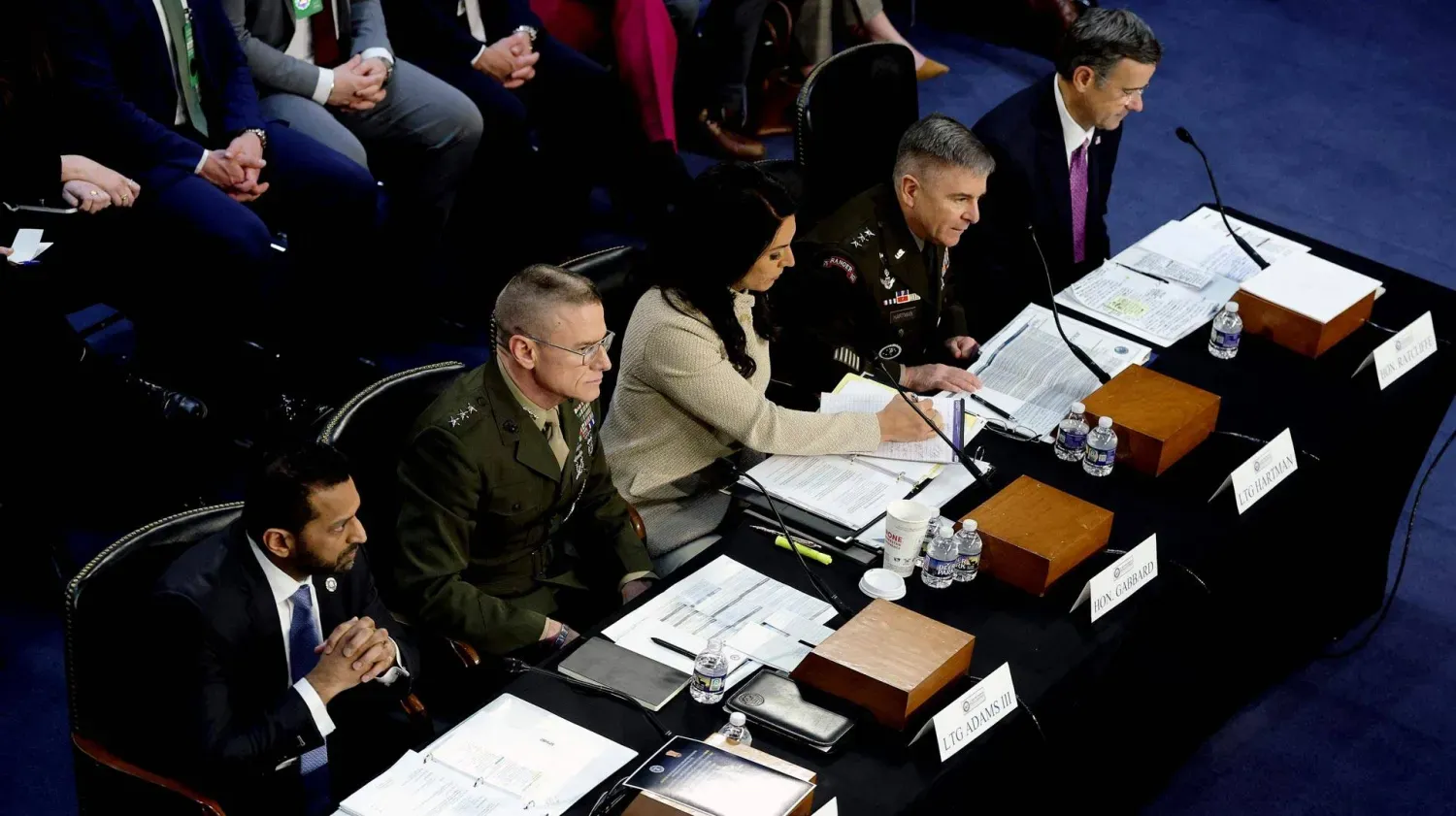 ABD istihbarat yetkilileri dün Kongre'deki bir oturumda (AFP)