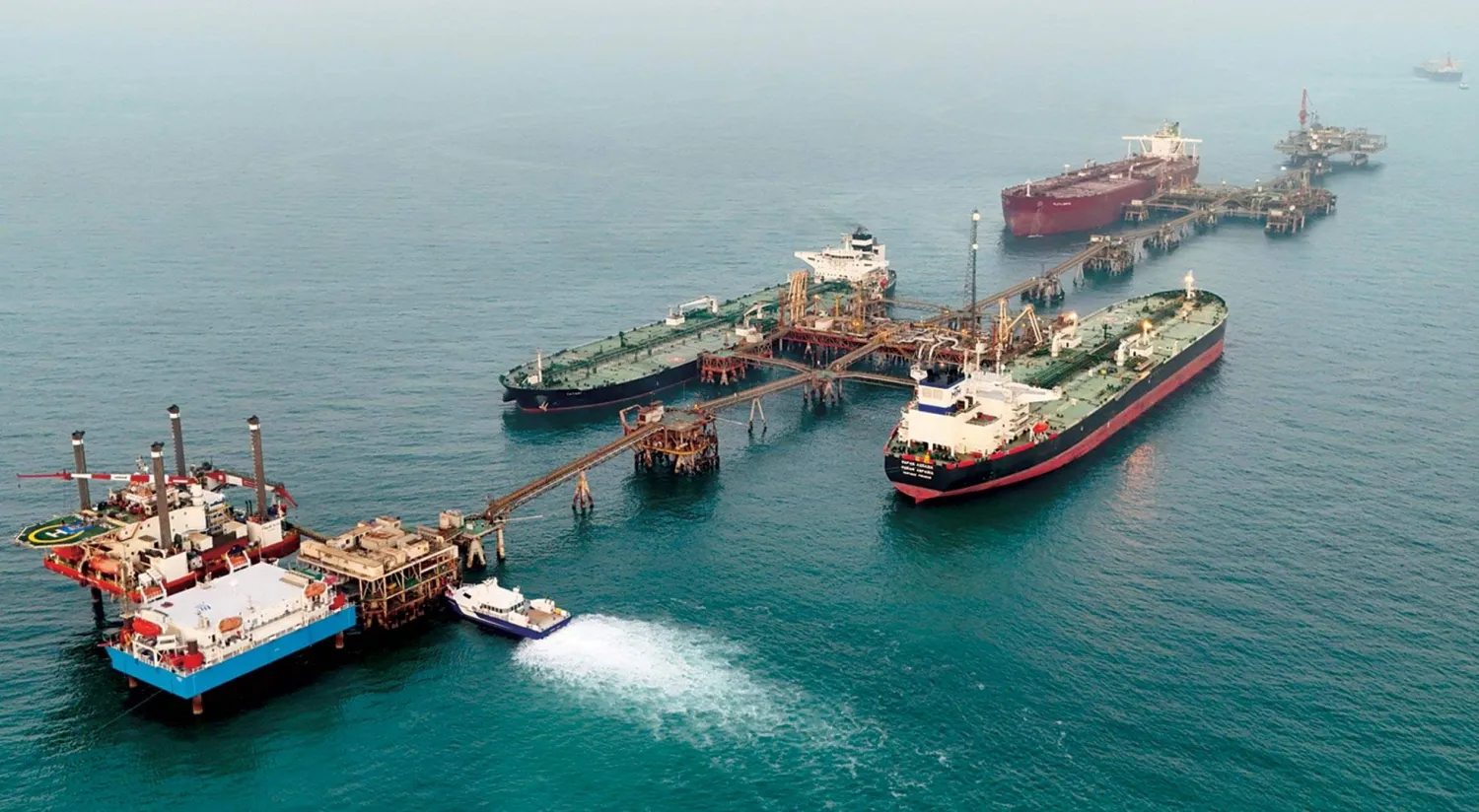 ناقلات نفط تُحمّل النفط الخام في محطة البصرة النفطية بالمياه الإقليمية العراقية قبالة سواحل البصرة (أرشيفية - رويترز)