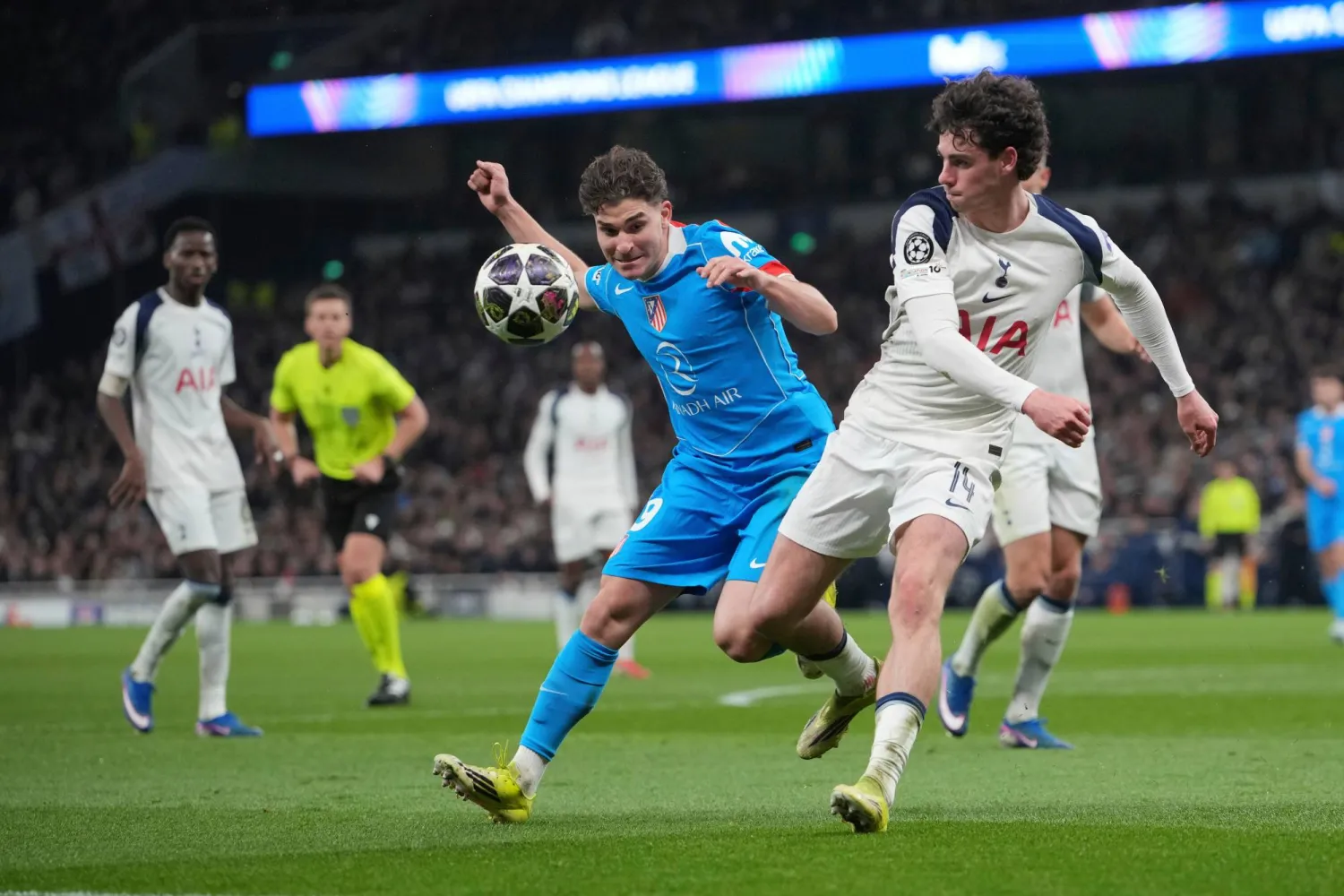 من المواجهة التي جمعت توتنهام وأتلتيكو مدريد في لندن (أ.ب)