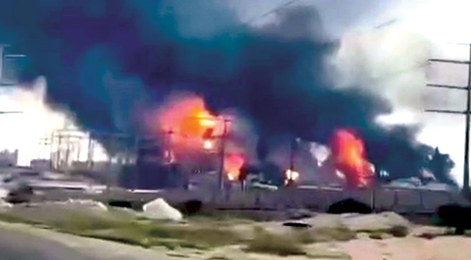 صورة من فيديو انتشر على شبكات التواصل من غارة جوية على جزء من منشأة ميناء عسلوية جنوب إيران