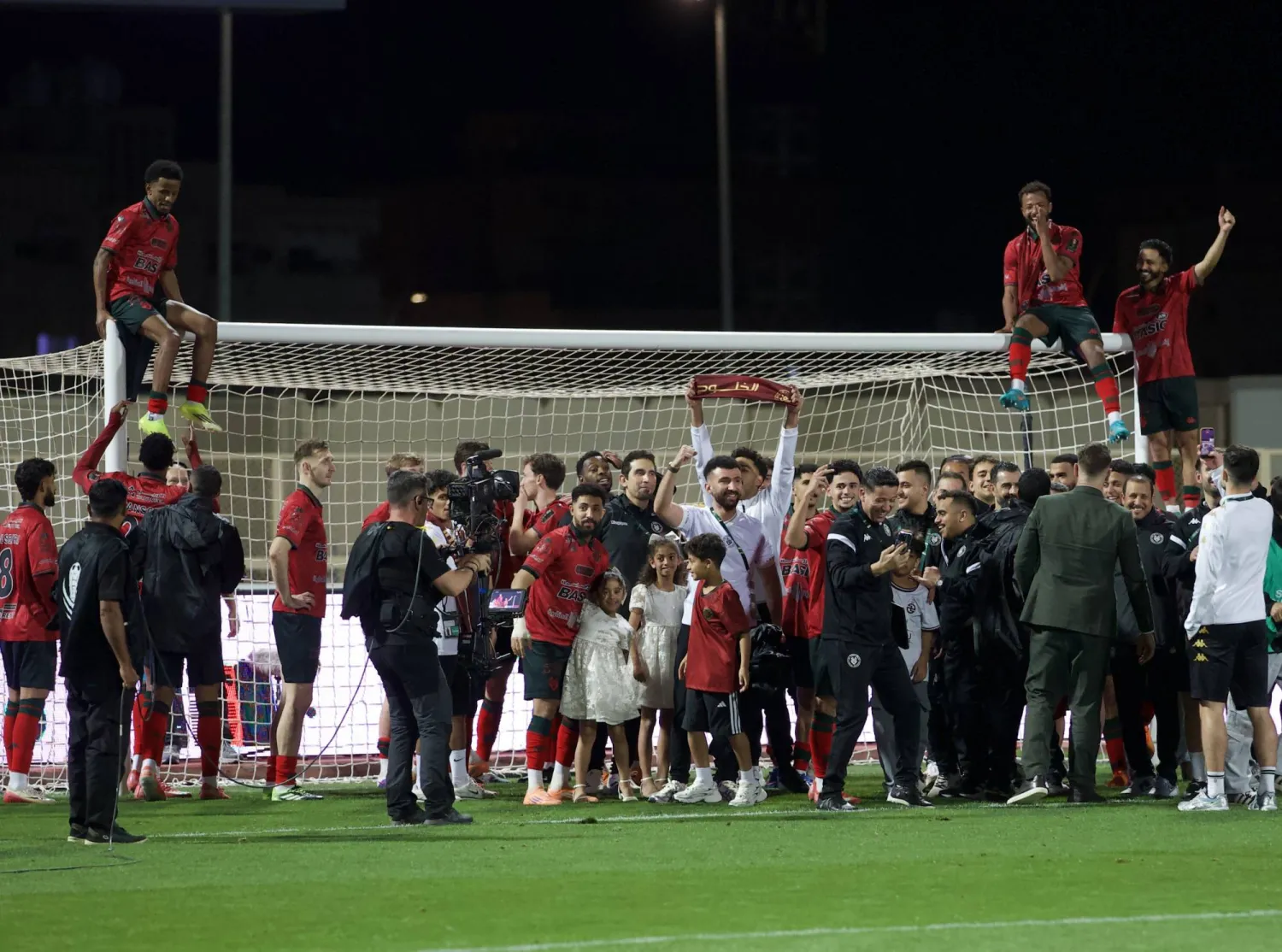 فرحة تاريخية عاشها لاعبو الخلود بعد نهاية المباراة (تصوير: نايف العتيبي)