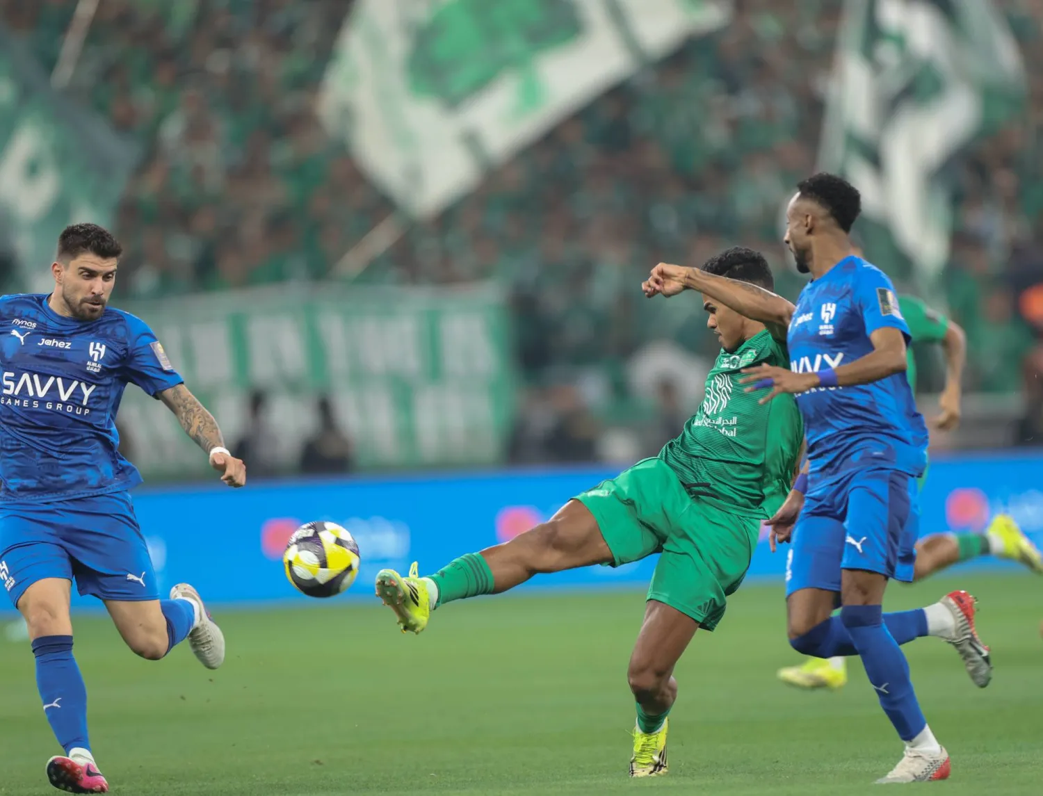 جالينو لاعب الأهلي يحاول التسديد على مرمى الهلال (تصوير: عدنان مهدلي)