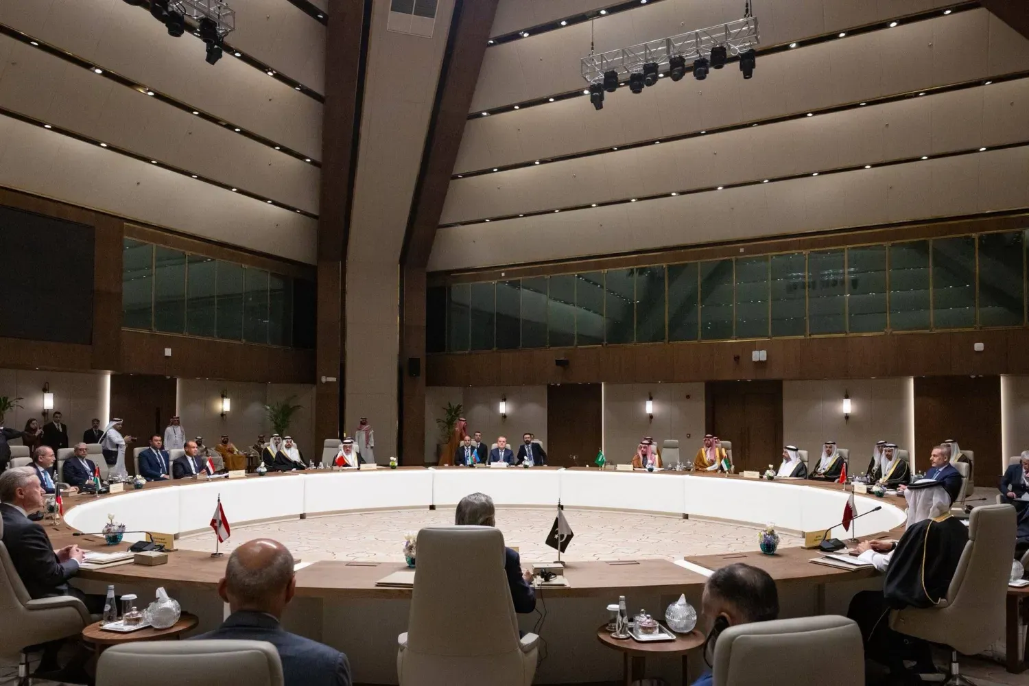 Dün akşam Riyad'da düzenlenen istişare toplantısına katılan bölge ülkelerinden bakanlar (Suudi Arabistan Dışişleri Bakanlığı)